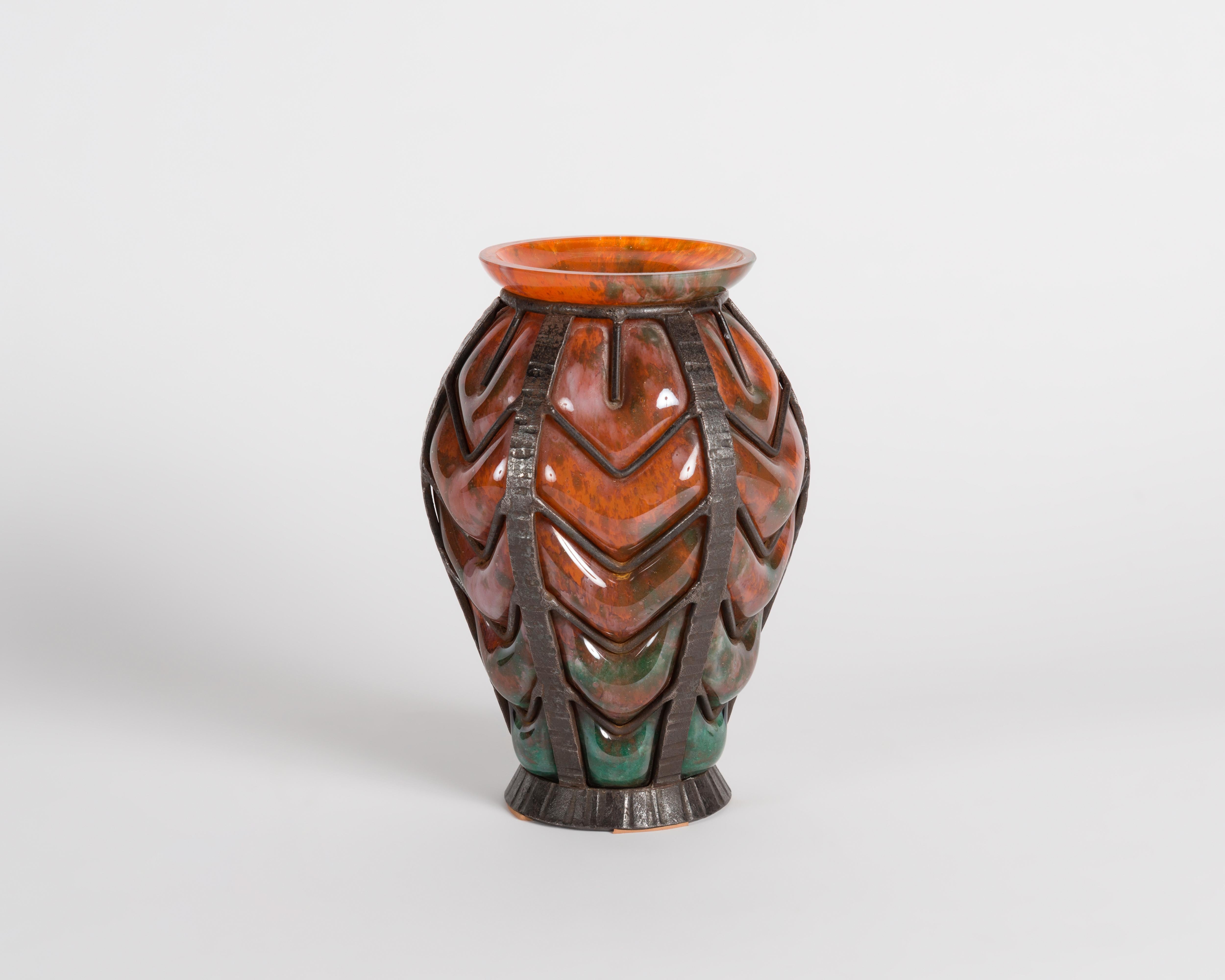 Art déco Vase en verre Art Déco attribué aux Verreries D'art Lorrain pour Daum, France en vente