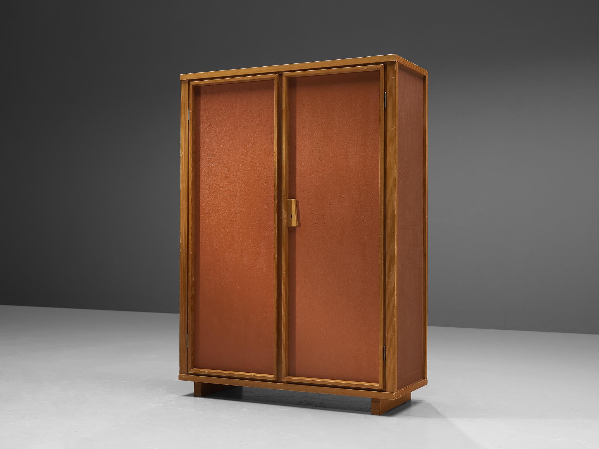 Attributed to Willy Guhl, cabinet, pine, wood fibre board, Switzerland, 1950s

Cubic wardrobe in a warm colored red. Wood fibre boards are attached to the frame in pine wood. The fibre surfaces are lacquered in a terracotta red. The combination of