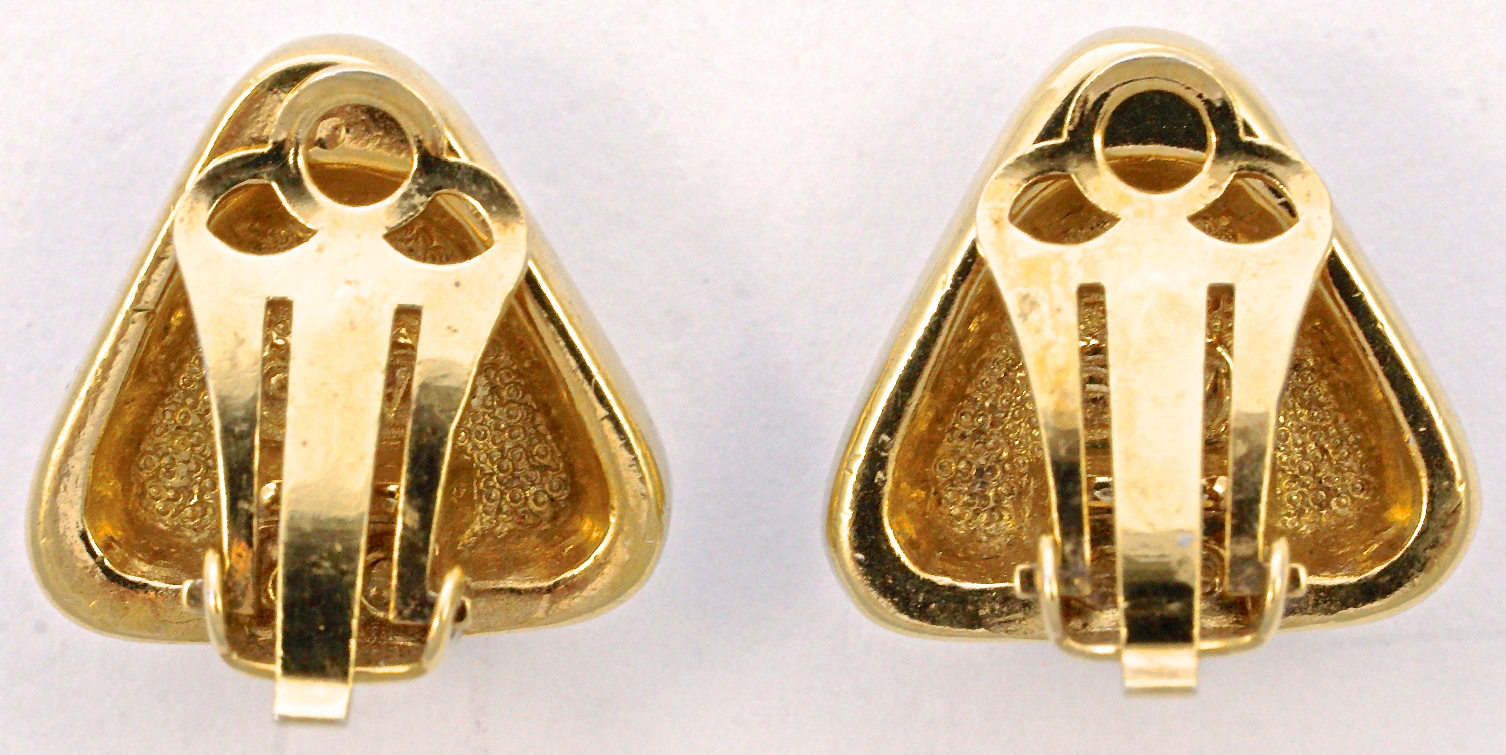 Attwood & Sawyer lovely gold plated triangle earrings embellished with small clear rhinestones surrounding a central large triangular rhinestone. They are clip ons and measure 1.55cm / .61 inch on each side.

These beautiful vintage Attwood & Sawyer
