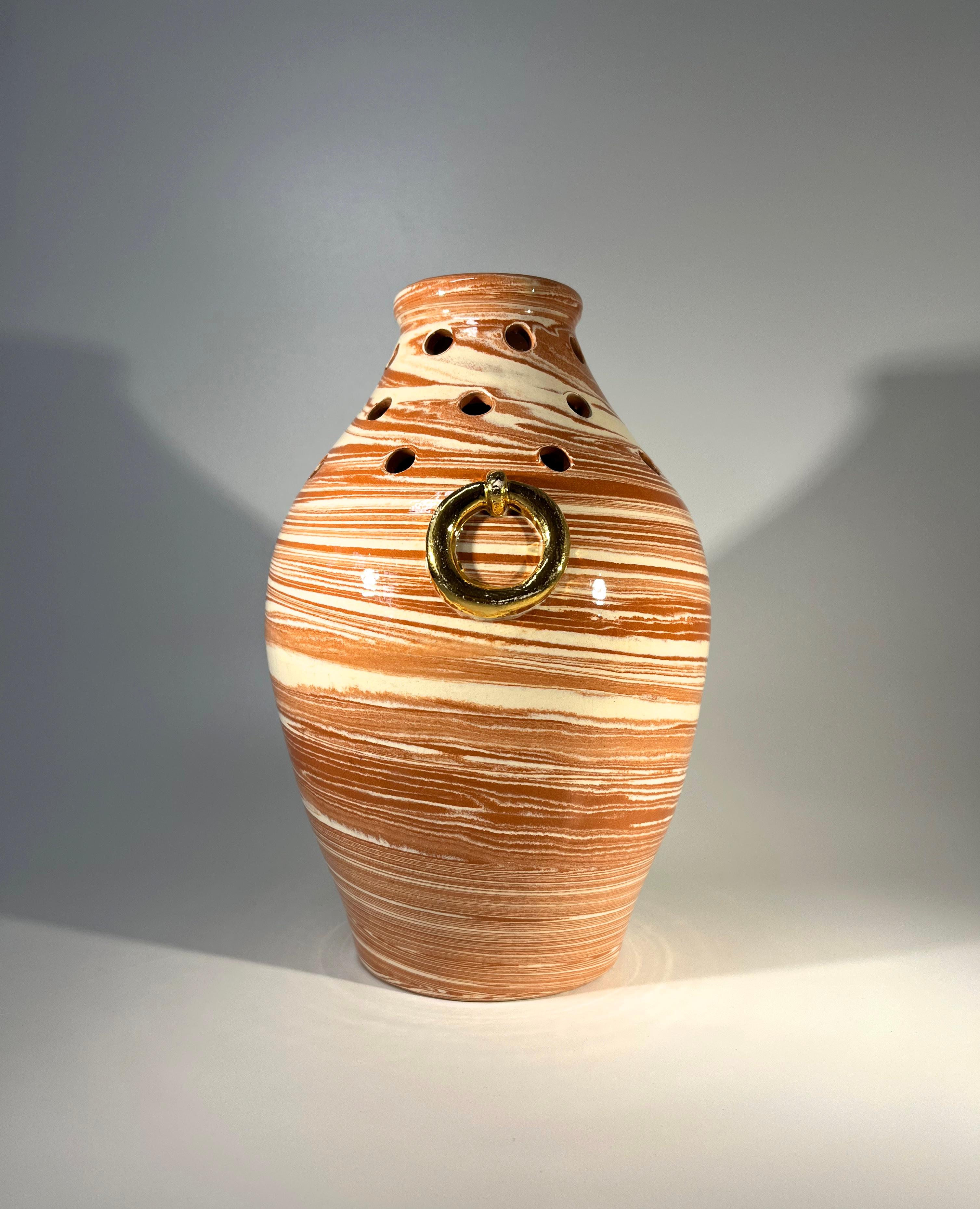 Mid-Century Modern Vase urne atypique, percé et émaillé, Vallauris, France, années 1970 en vente