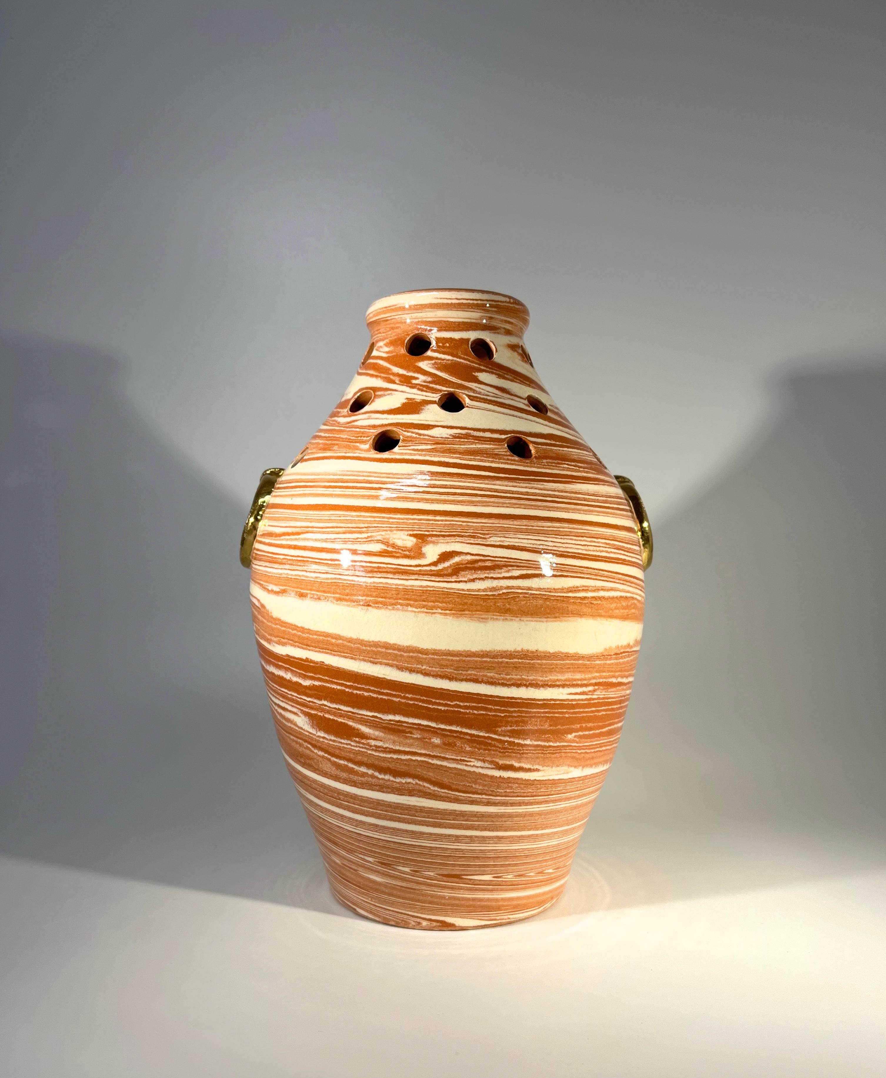Vernissé Vase urne atypique, percé et émaillé, Vallauris, France, années 1970 en vente