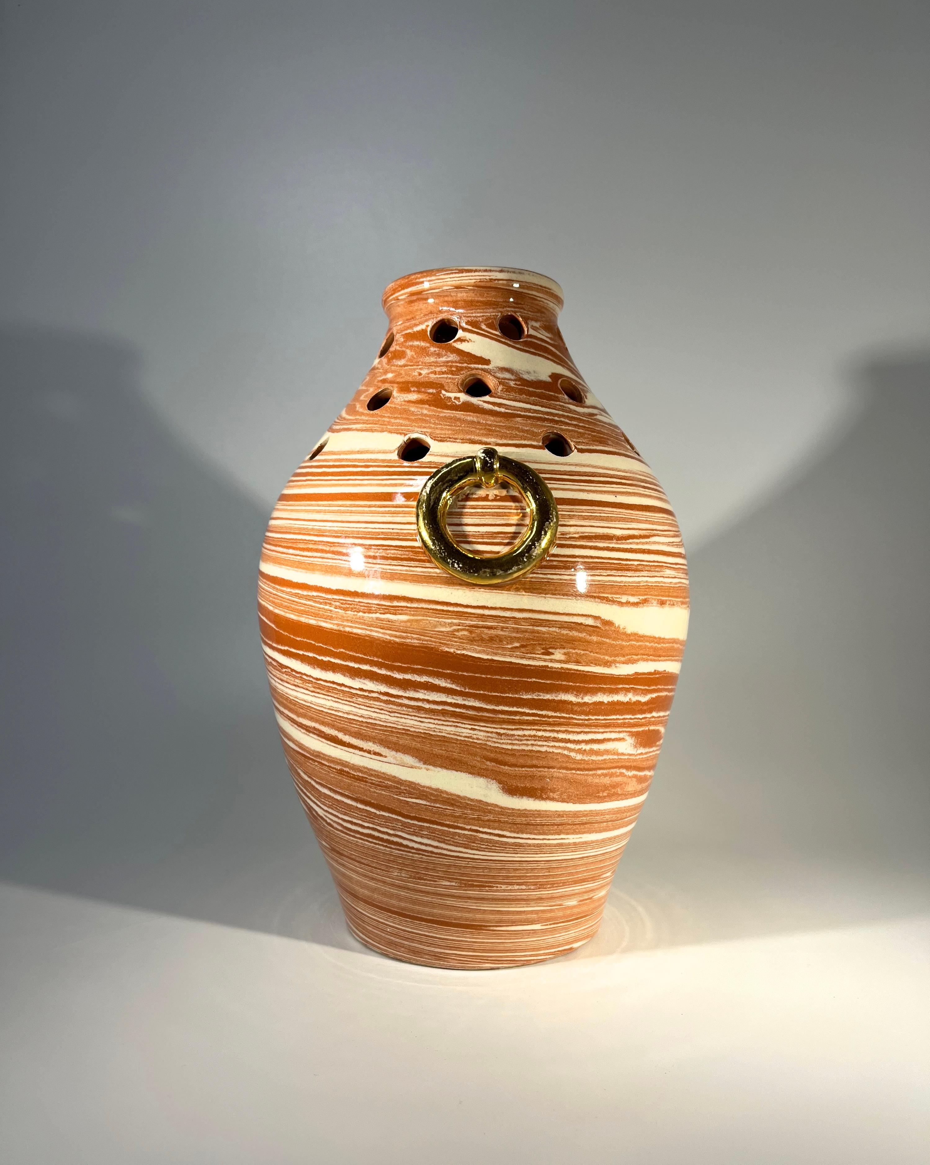 Vase urne atypique, percé et émaillé, Vallauris, France, années 1970 Bon état - En vente à Rothley, Leicestershire