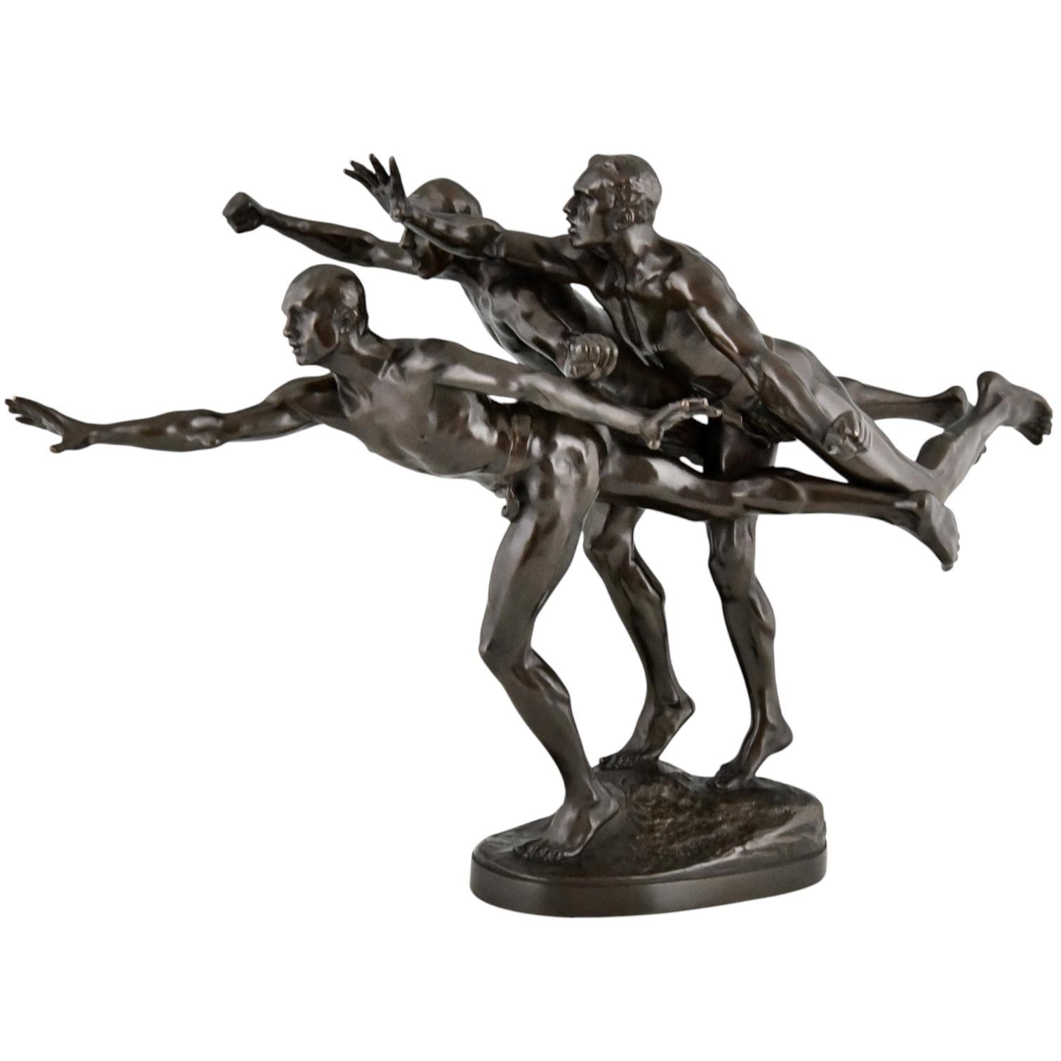 Au But, Antica scultura in bronzo di Alfred Boucher raffigurante 3 corridori nudi con la firma dei fondatori di Siot. 
Bronzo patinato su base di marmo rosso. Francia ca. 1890. 
Intitolato Alla meta, Au but o Les Coureurs. 
Taglia grande, L. 69 cm o