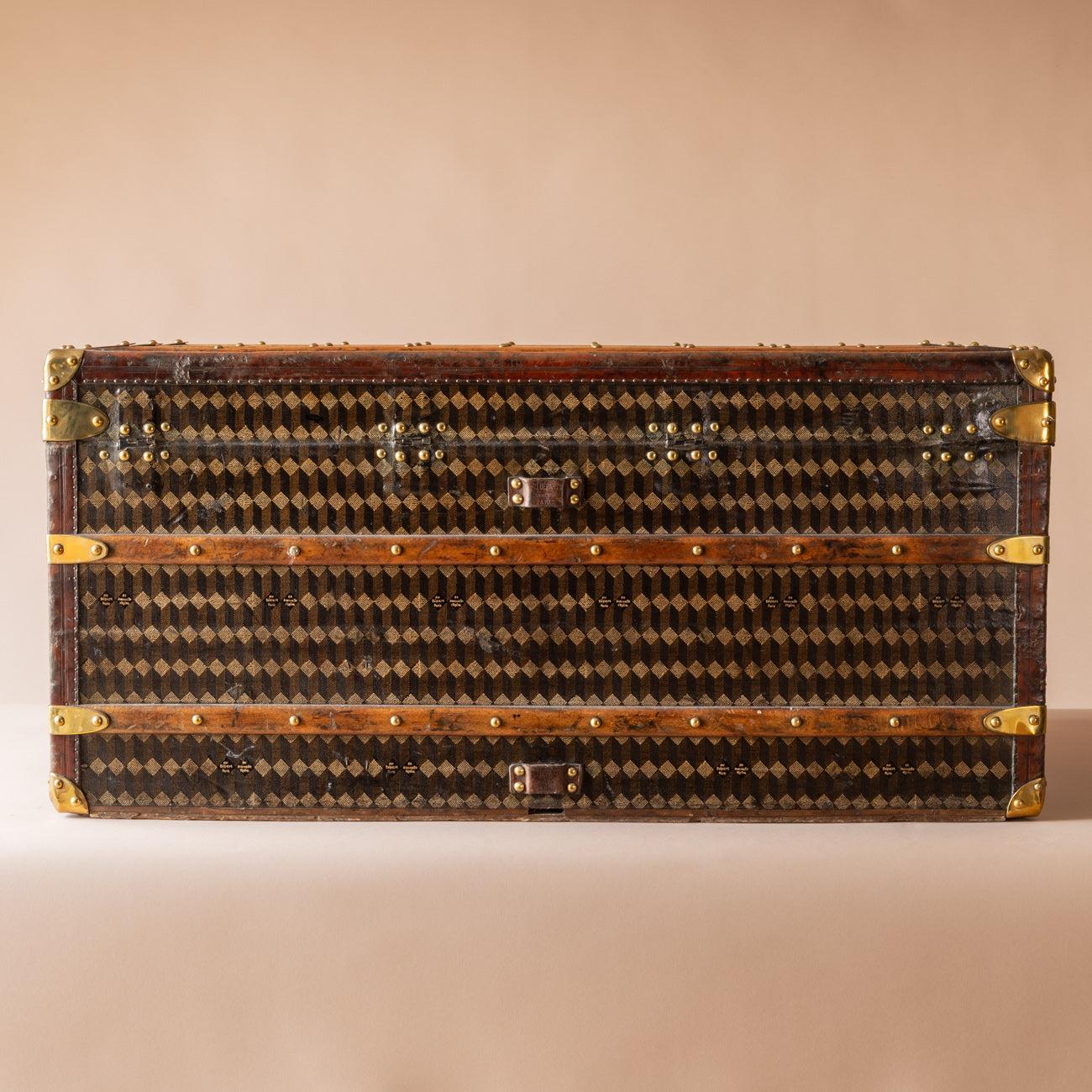 Une magnifique malle du fabricant français Au Départ. Avec accessoires en laiton et garniture en cuir. Vers 1910. La doublure en coton d'origine endommagée de l'intérieur a été remplacée par une doublure similaire.

Dimensions : 101 cm (longueur) x