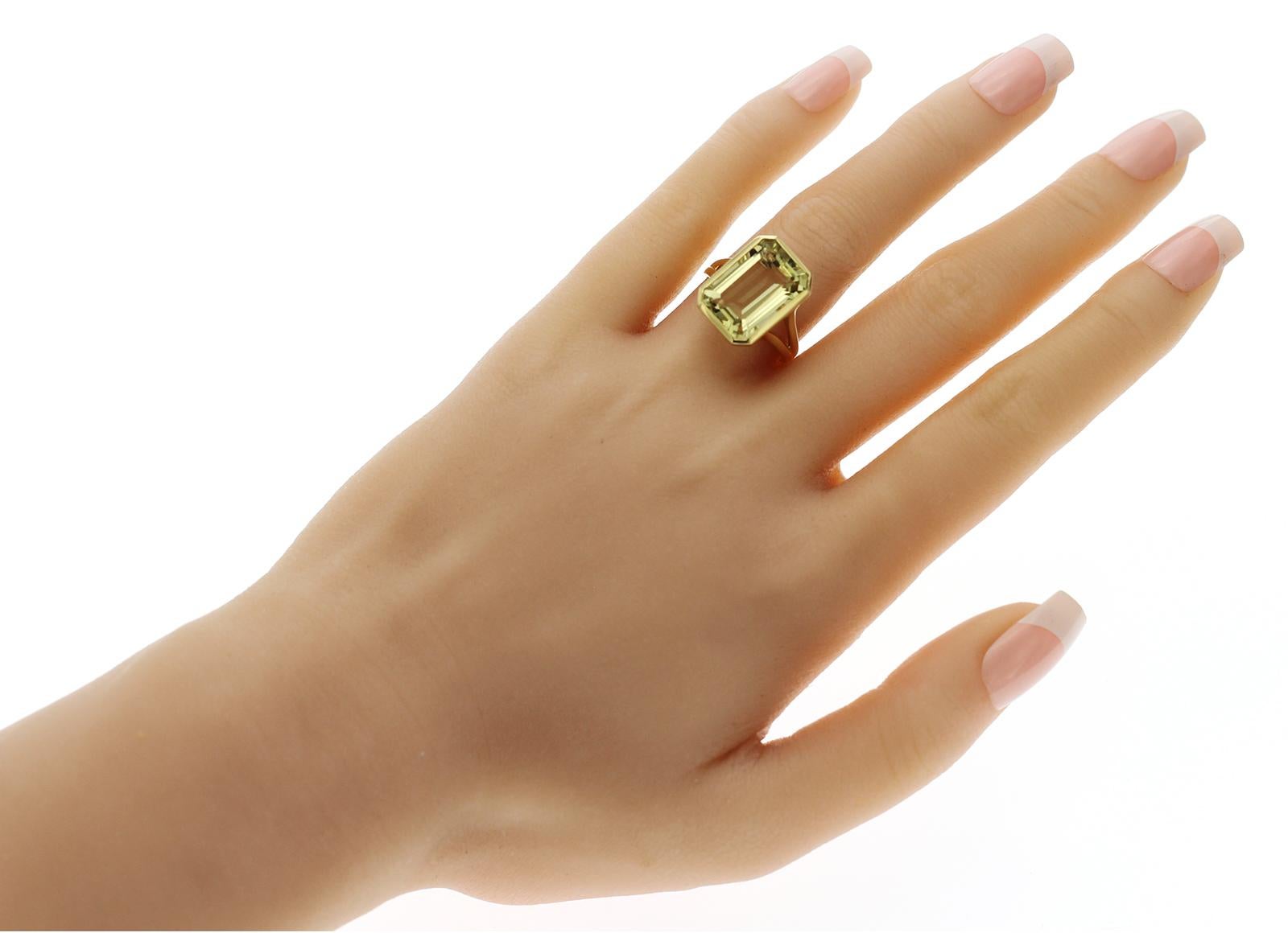 100% authentisch, 100% Kundenzufriedenheit
Oberseite: 17 mm
Breite des Bandes: 2.4 mm
Metall: 18K Gelbgold 
Größe: 7
Punzierungen: Goshwara  750
Gesamtgewicht: 7,1 Gramm
Stein: Ungefähr 6 CT Zitronenquarz
Zustand: PreOwned
Geschätzter Verkaufspreis:
