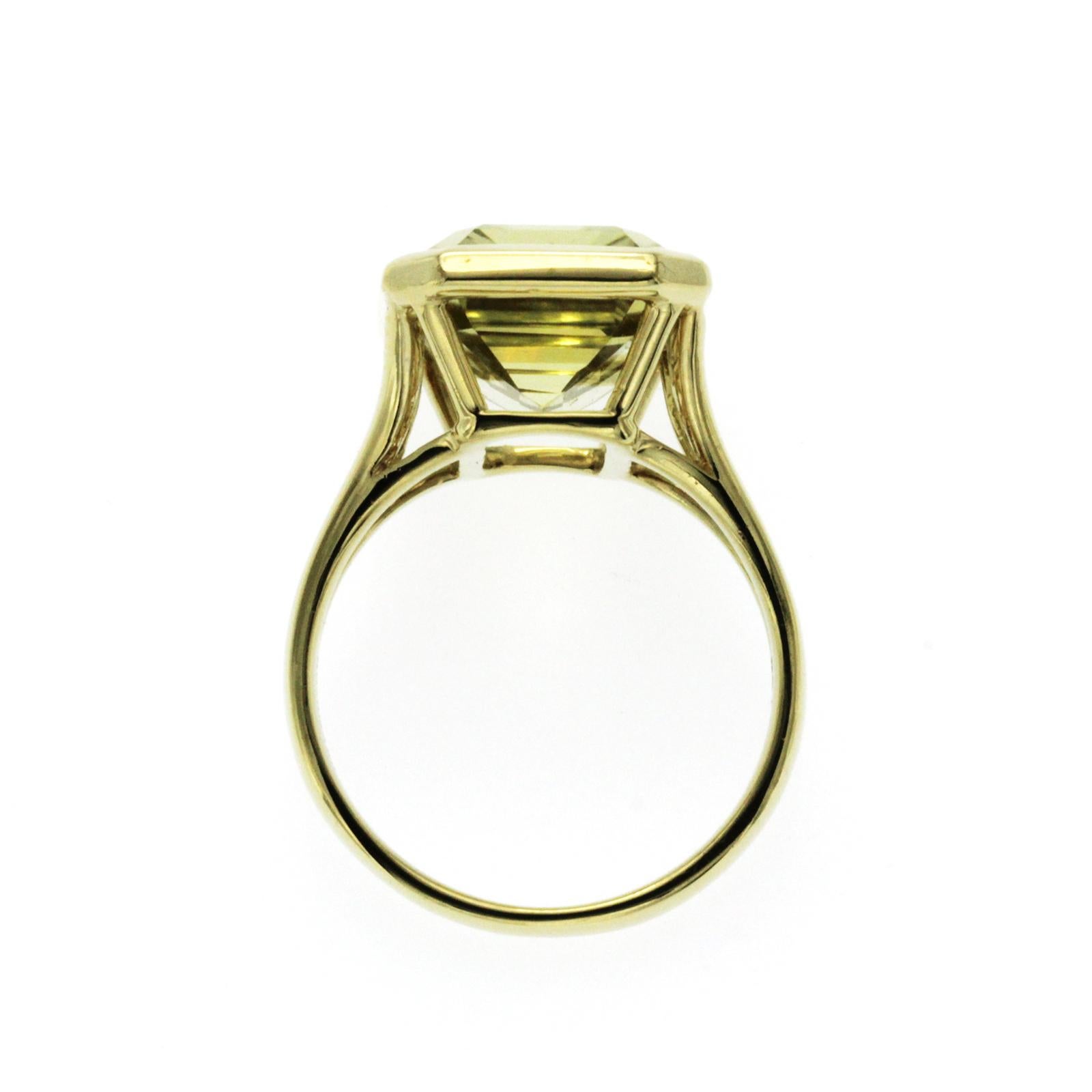 Au  Goshwara 18 Karat Gelbgold  Zitronenquarz Smaragdschliff Lünette Set Ring Größe 7 für Damen oder Herren