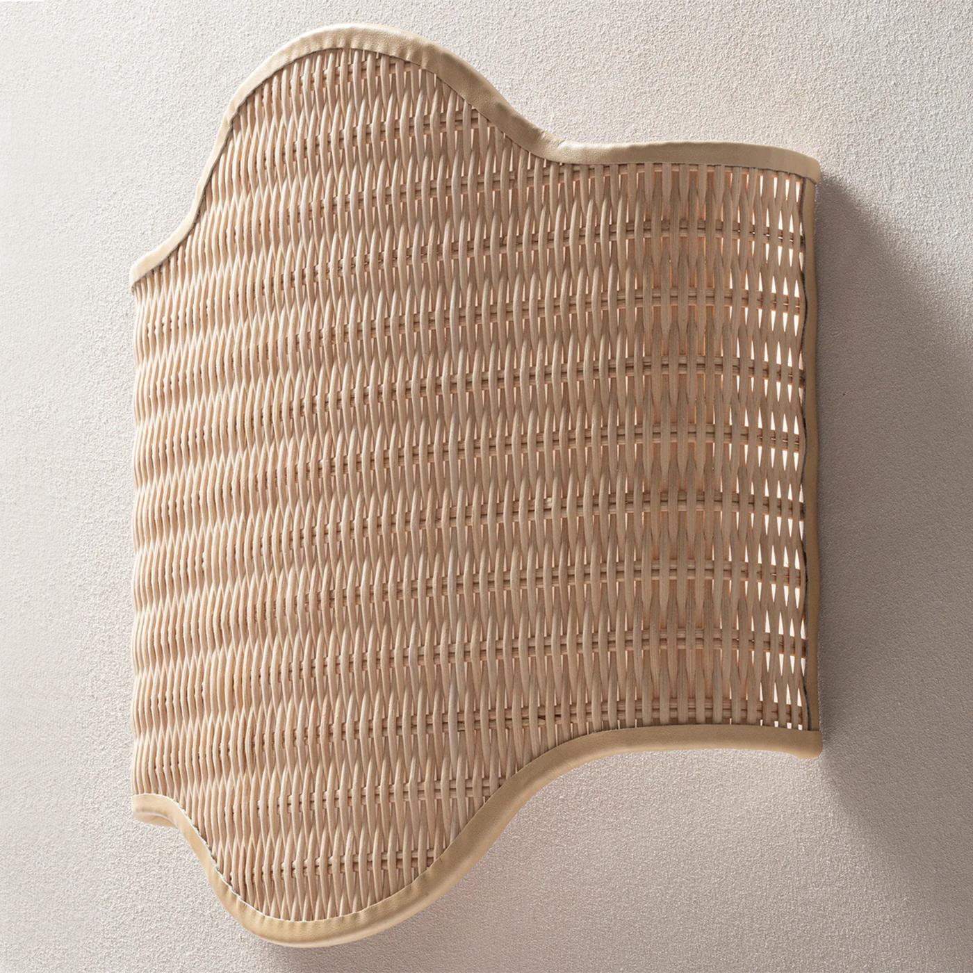 Lámpara de pared Aubane Rattan con estructura de ratán y  
con adornos de cuero alrededor del aplique.
Bombilla no incluida.