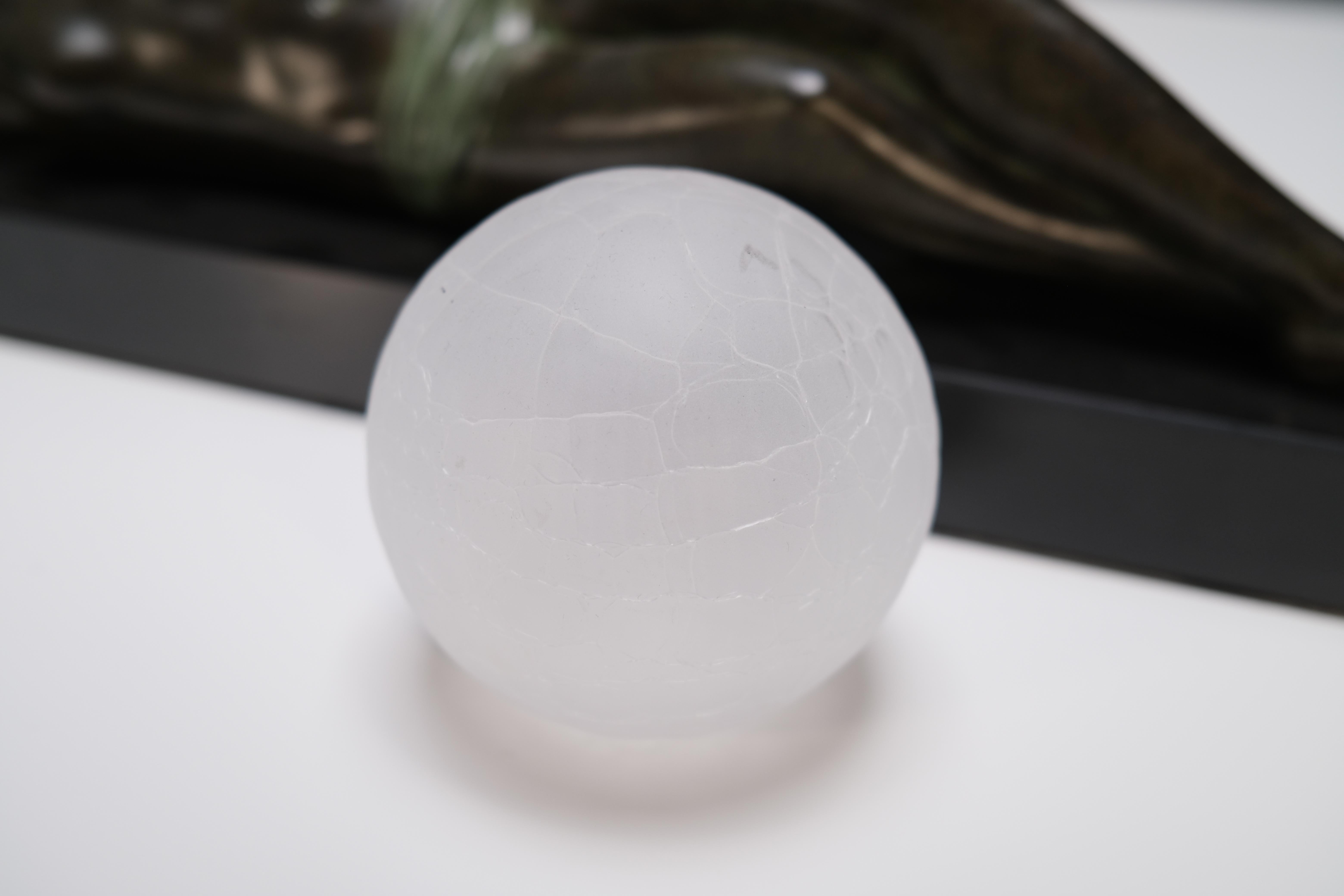Aube Skulptur im Art Deco Style Liegender Akt mit beleuchtetem Ball von Max Le Verrier im Angebot 2