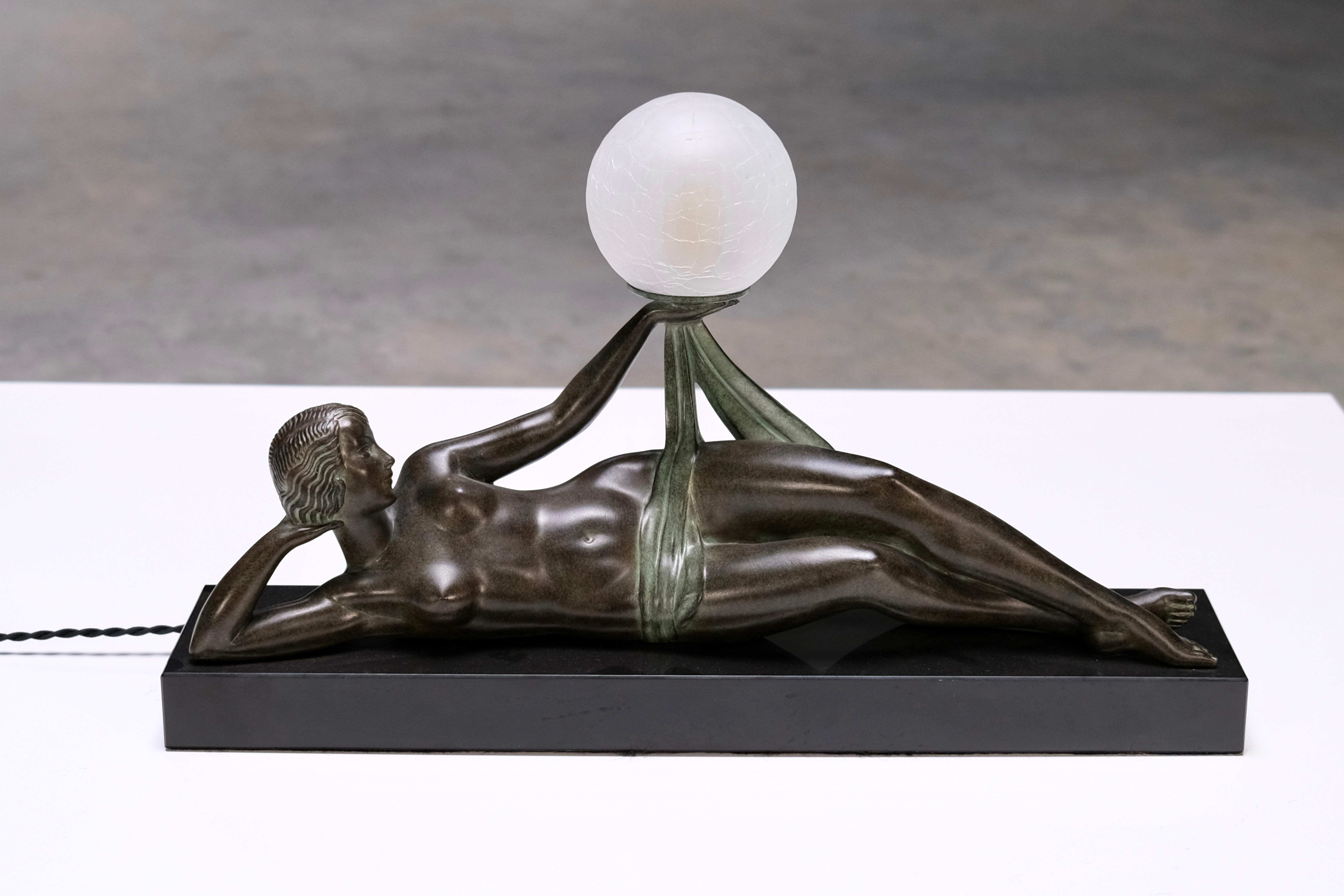 Licht neu interpretiert - eine Ikone des Art déco in strahlender, zeitgenössischer Form zum Leben erweckt.

Diese beeindruckende Skulptur mit dem Titel 