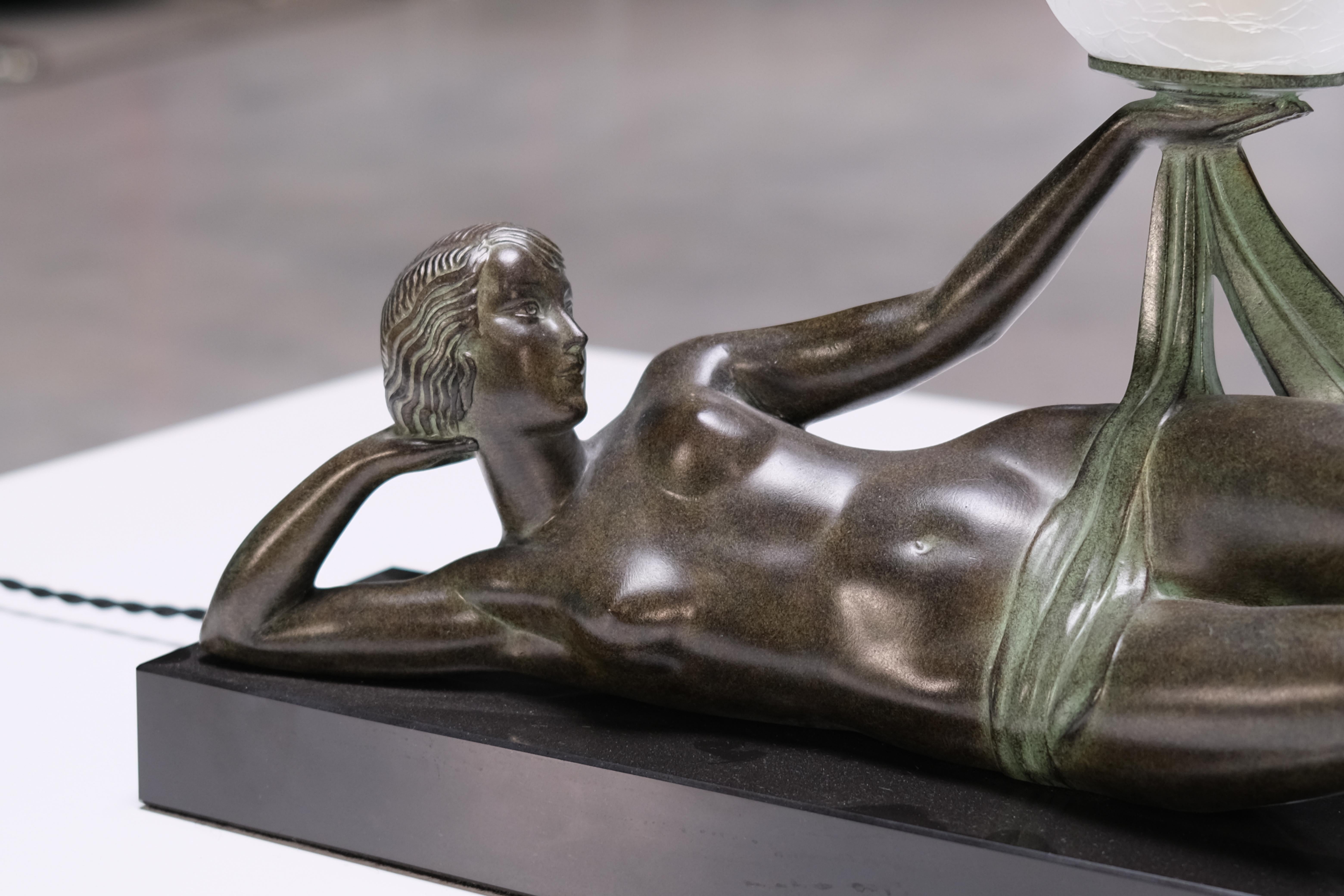 Aube Skulptur im Art Deco Style Liegender Akt mit beleuchtetem Ball von Max Le Verrier (Art déco) im Angebot
