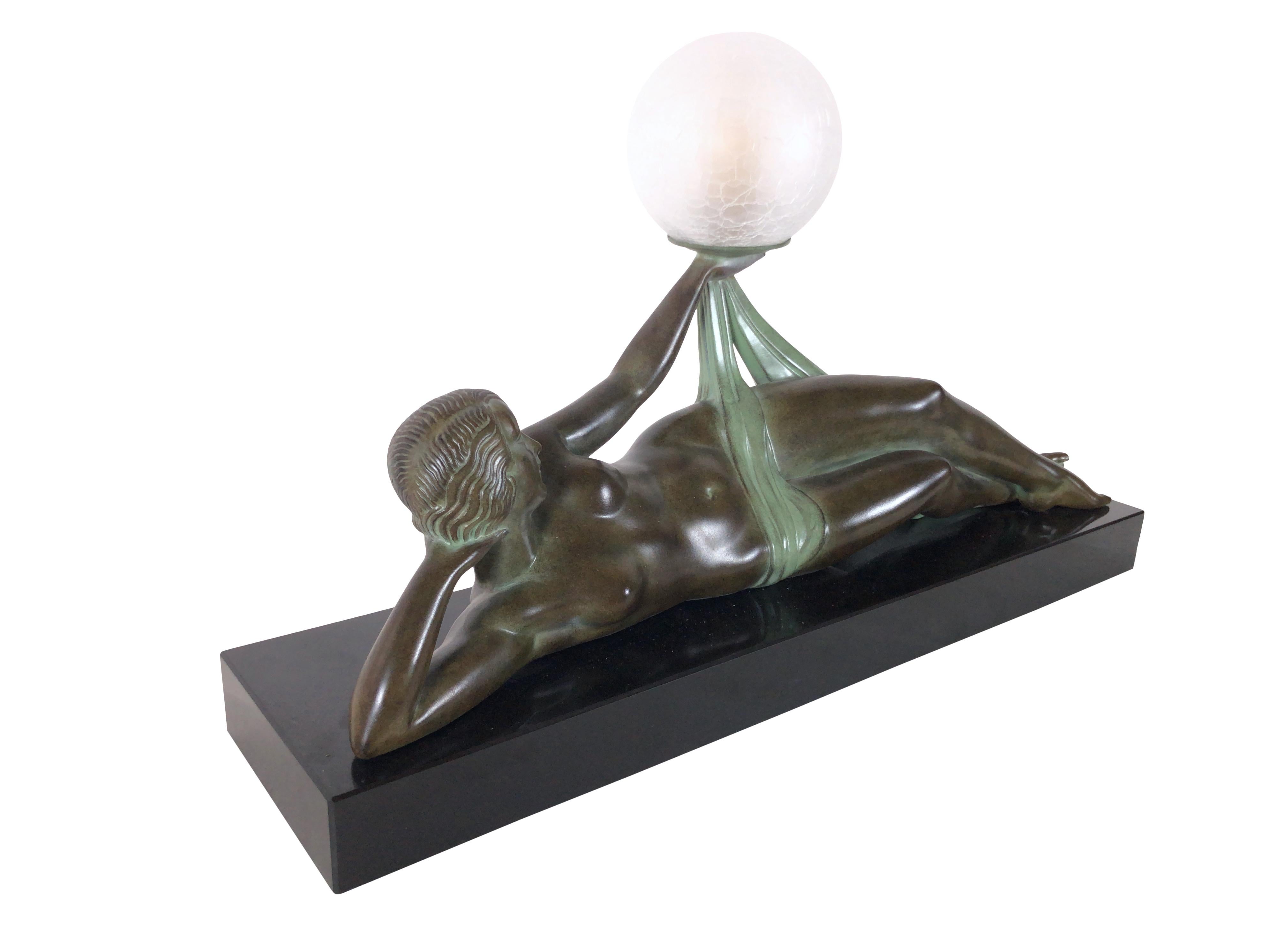 Skulptur eines Lying-Aktes im Art-déco-Stil mit beleuchteter Kugel von Max Le Verrier (Französisch) im Angebot