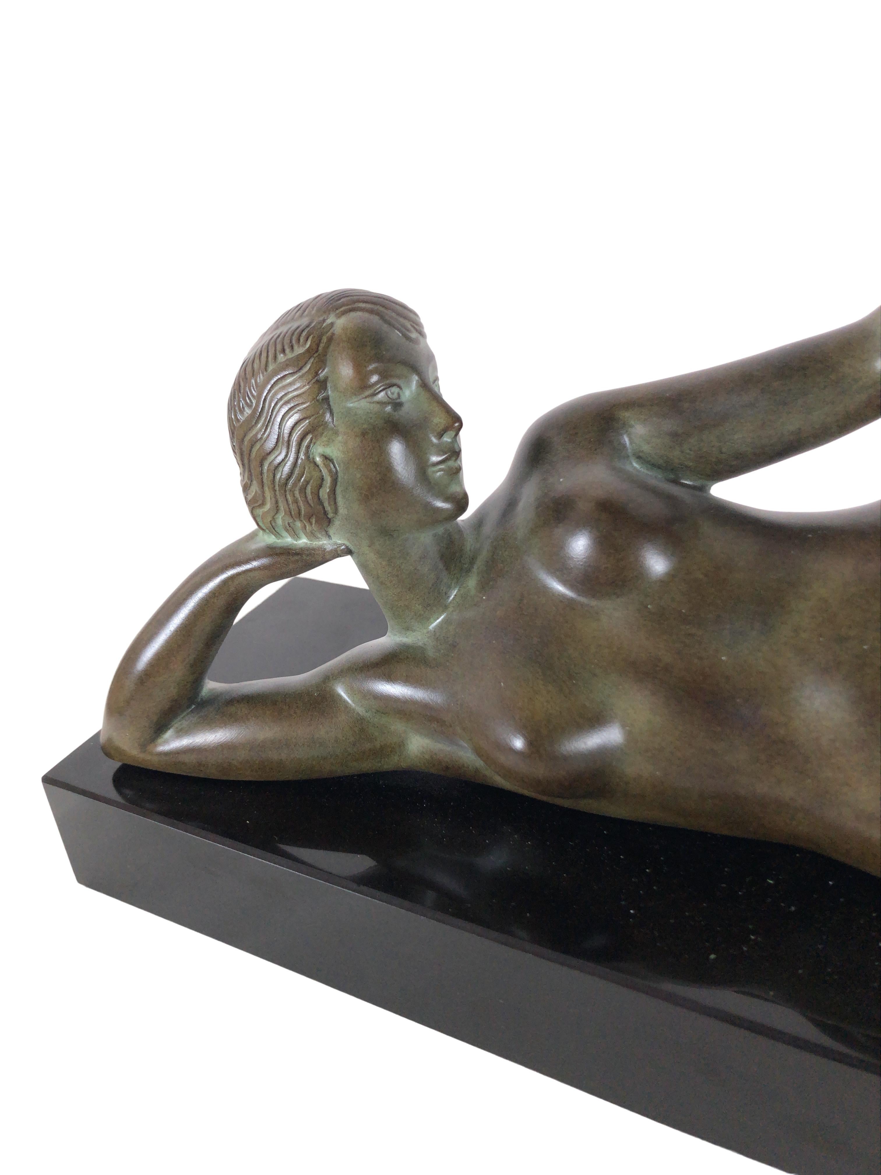 Patiné Sculpture d'un nu allongé de style Art Déco Aube avec boule éclairée de Max Le Verrier en vente