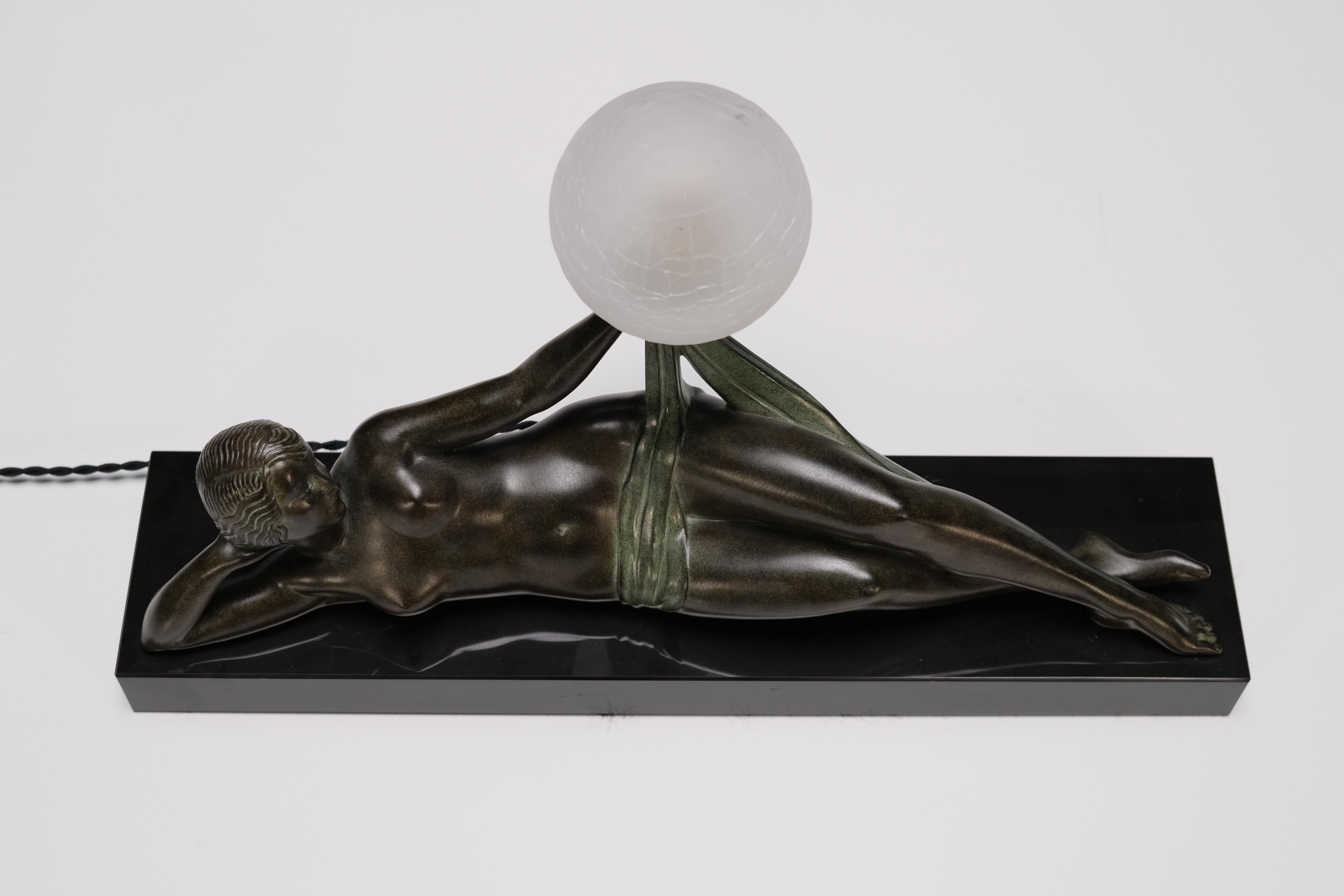 Aube Skulptur im Art Deco Style Liegender Akt mit beleuchtetem Ball von Max Le Verrier im Zustand „Gut“ im Angebot in Ulm, DE