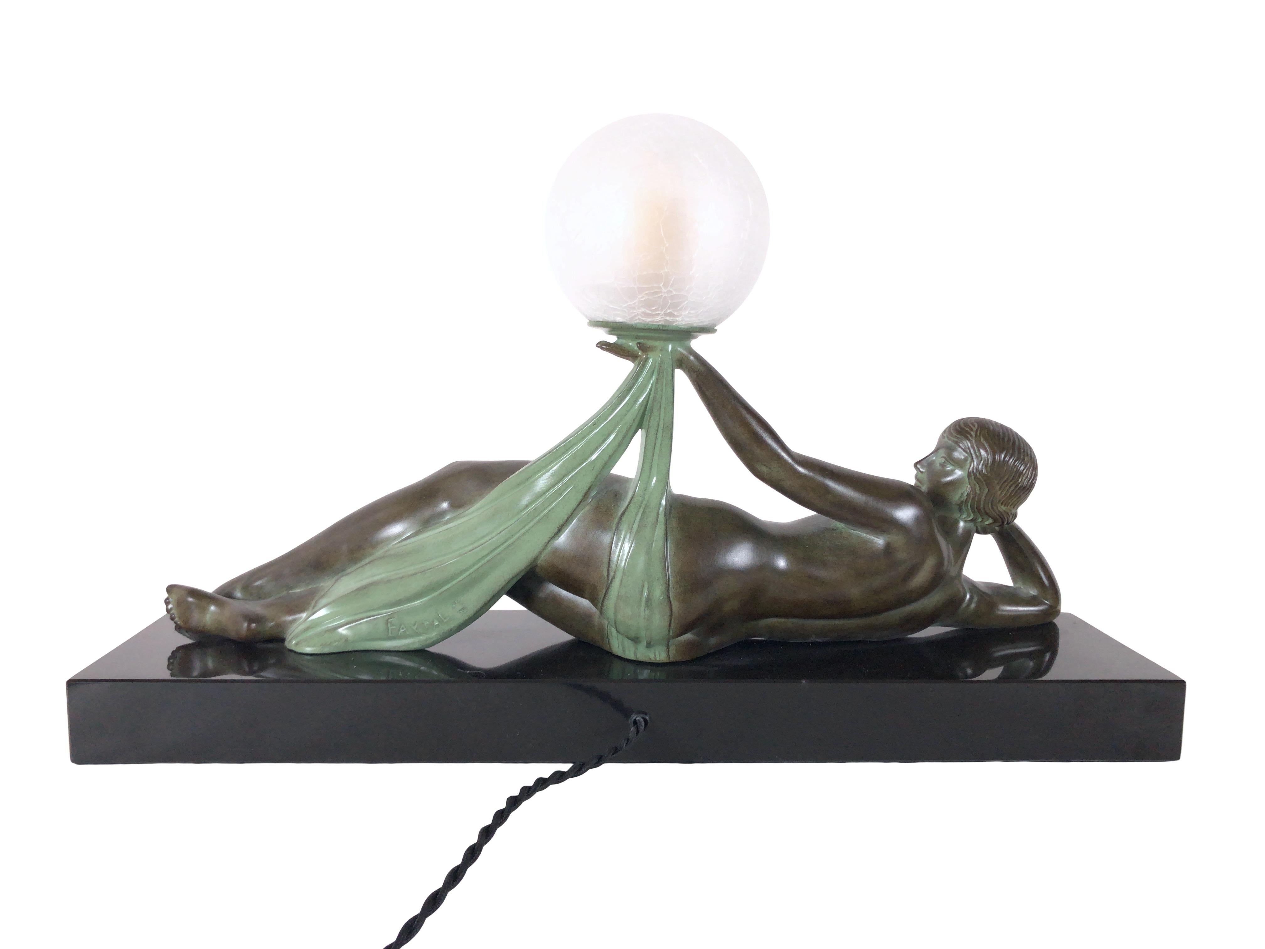 XXIe siècle et contemporain Sculpture d'un nu allongé de style Art Déco Aube avec boule éclairée de Max Le Verrier en vente