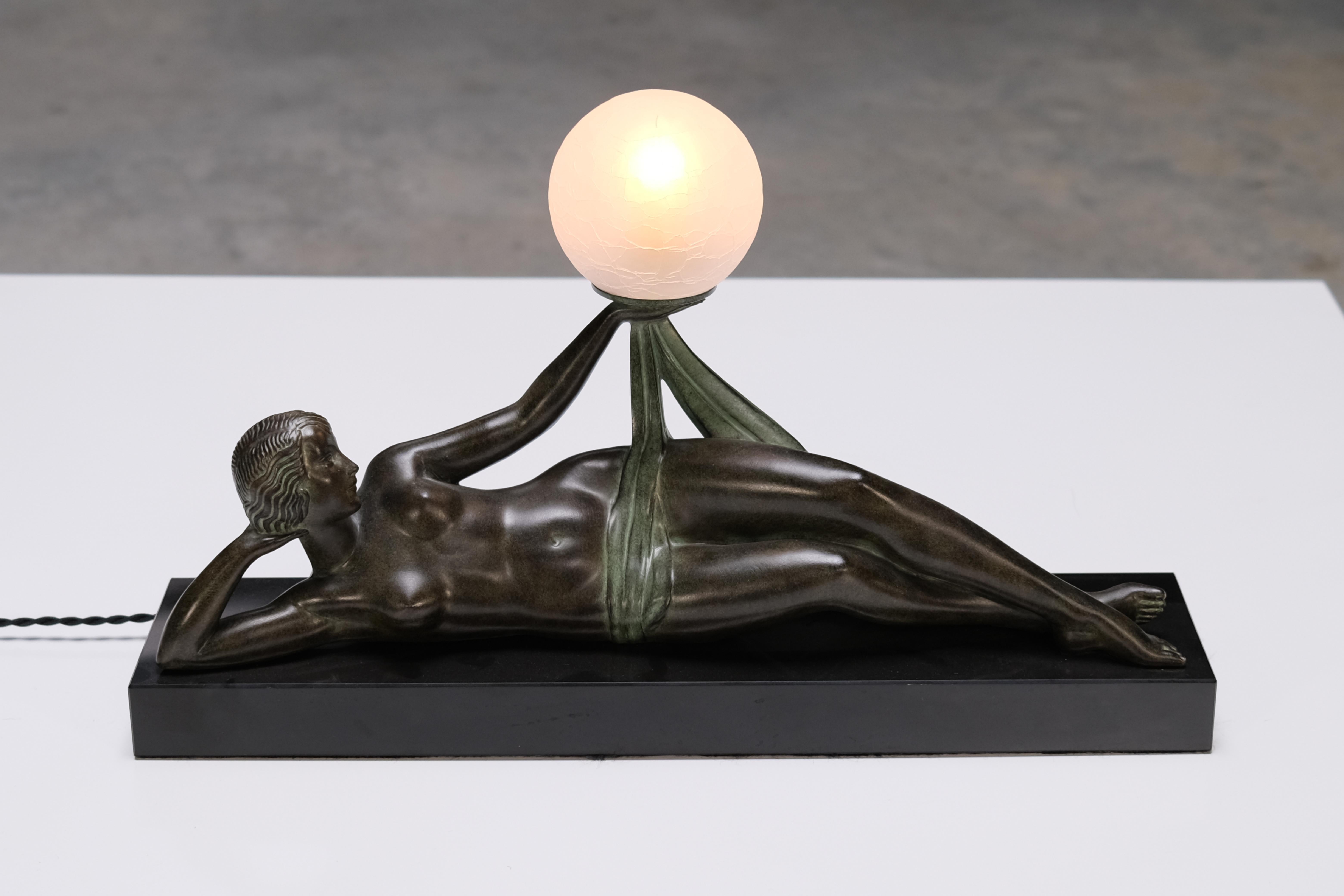 Aube Skulptur im Art Deco Style Liegender Akt mit beleuchtetem Ball von Max Le Verrier (21. Jahrhundert und zeitgenössisch) im Angebot