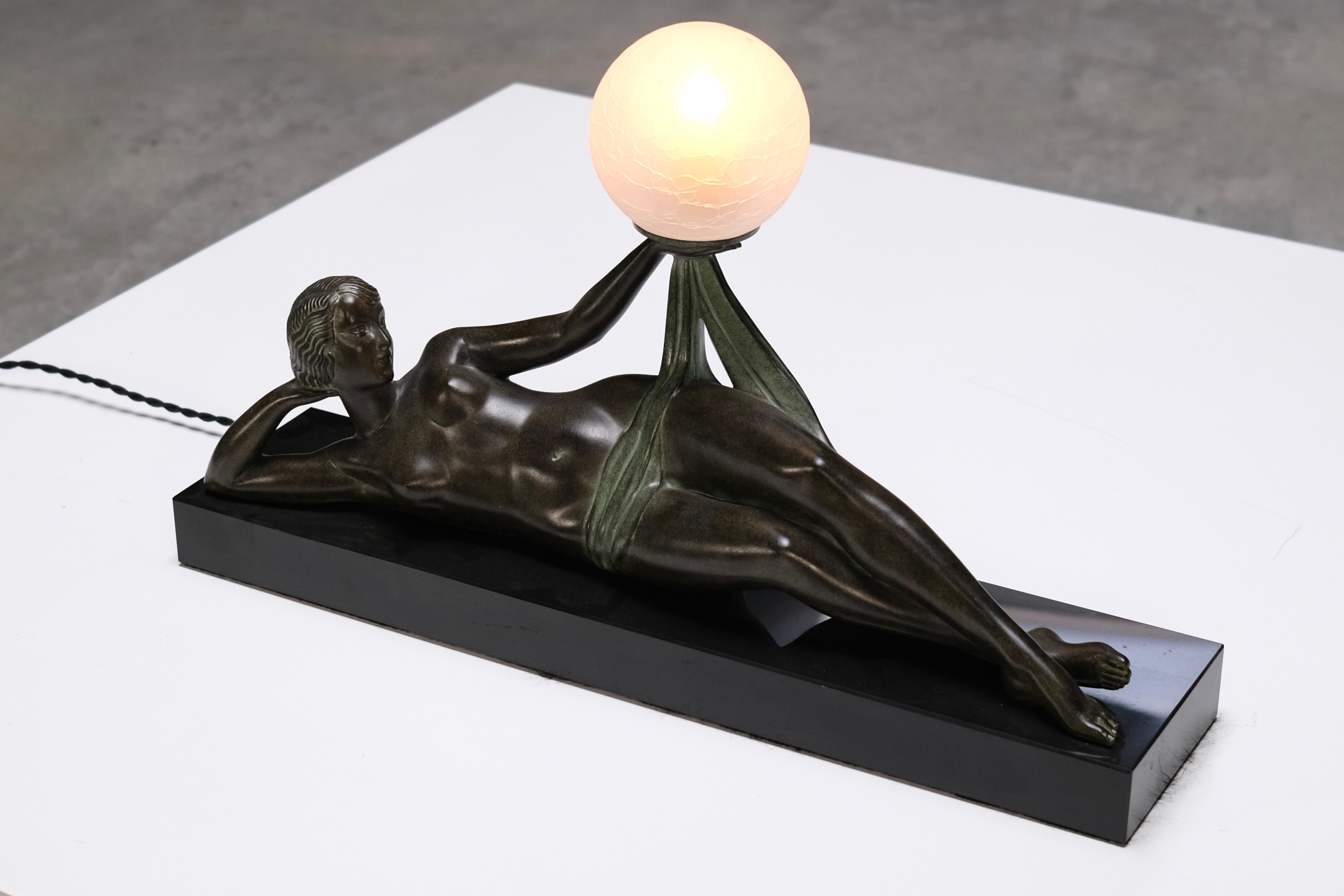 Aube Skulptur im Art Deco Style Liegender Akt mit beleuchtetem Ball von Max Le Verrier (Glas) im Angebot