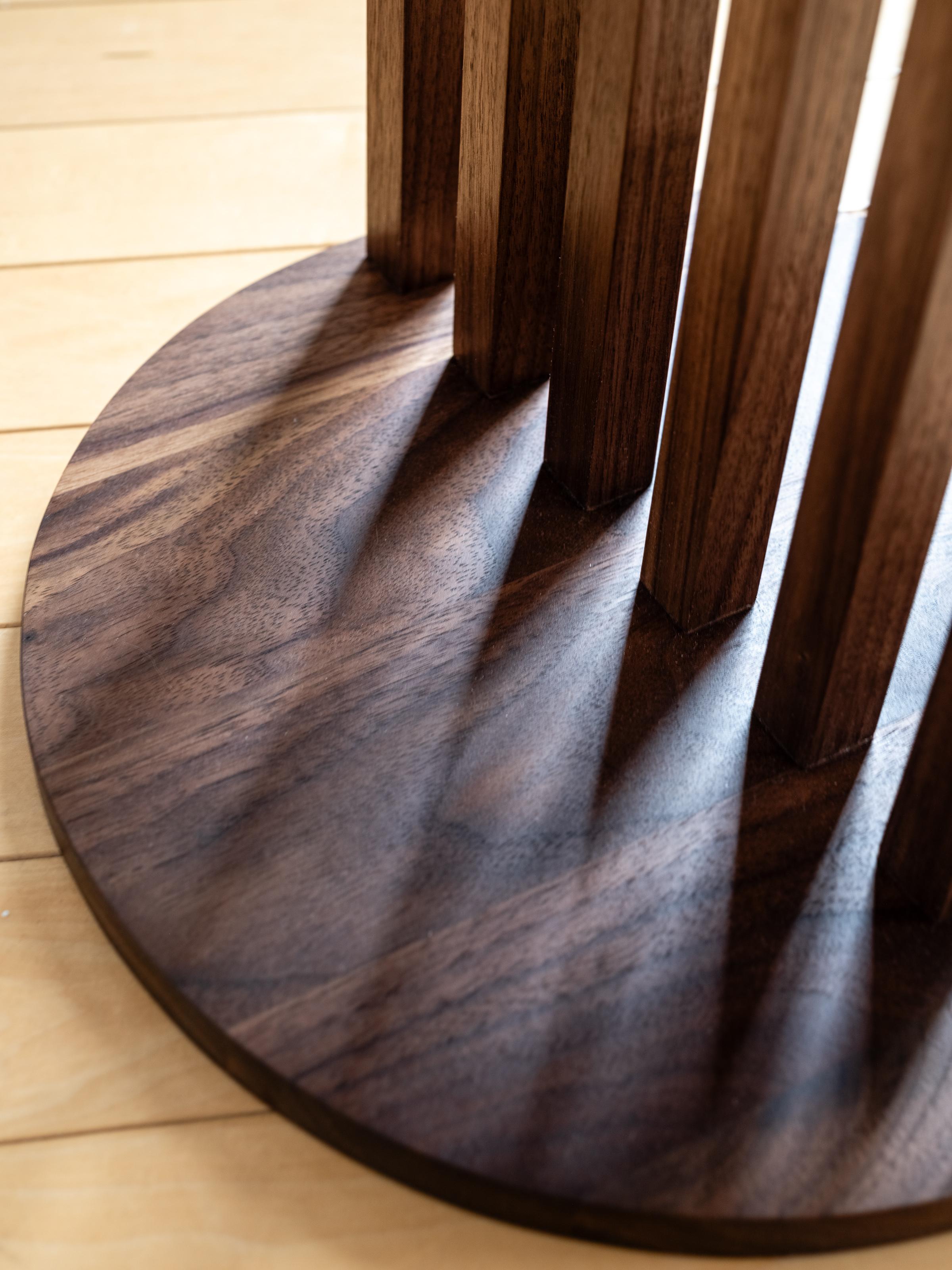 Japonisme Table d'appoint Aube en noyer noir - Fabrication artisanale au Canada - Le Tenon & la Mortaise en vente