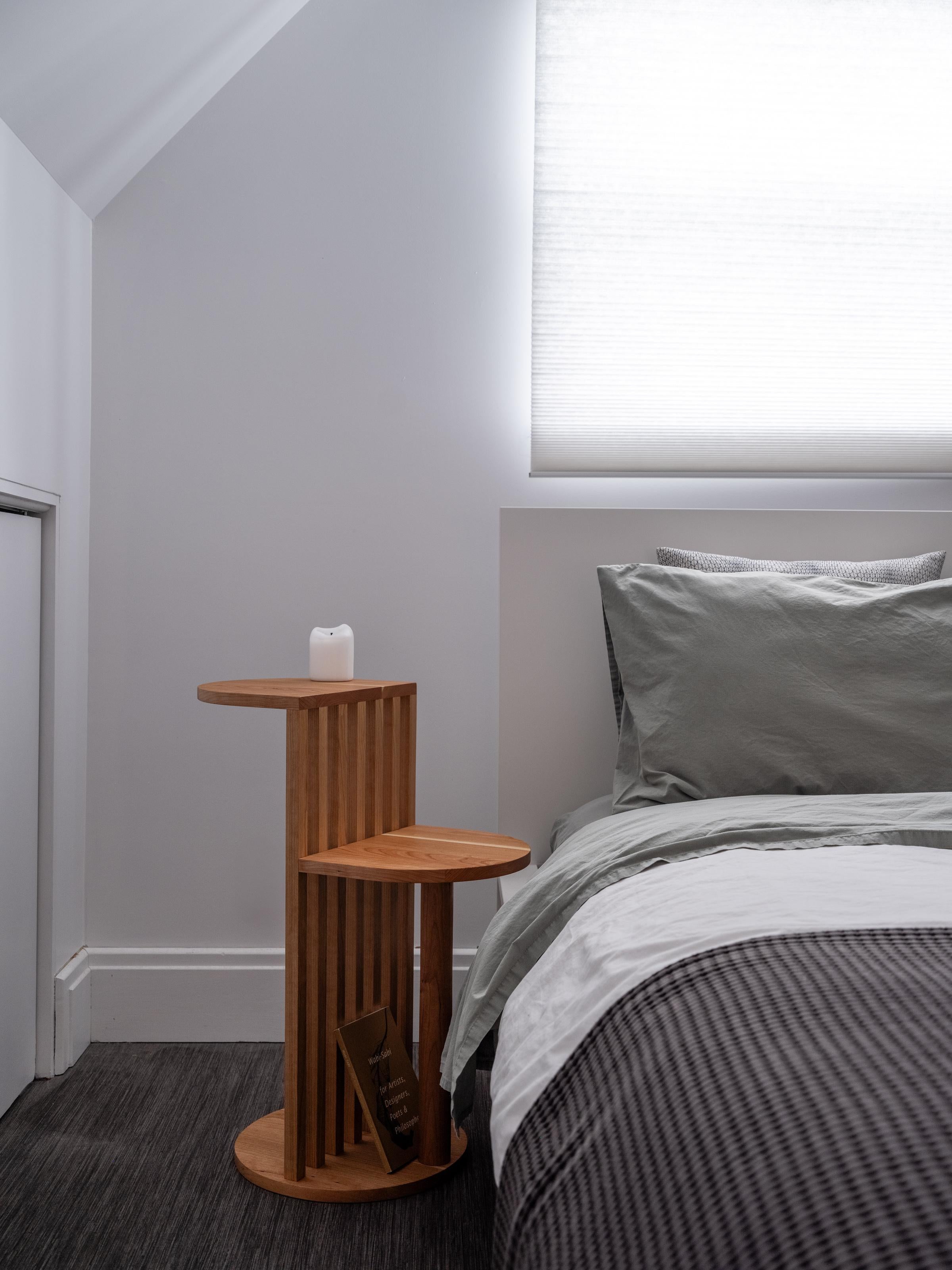 Huilé Table d'appoint Aube en noyer noir - Fabrication artisanale au Canada - Le Tenon & la Mortaise en vente