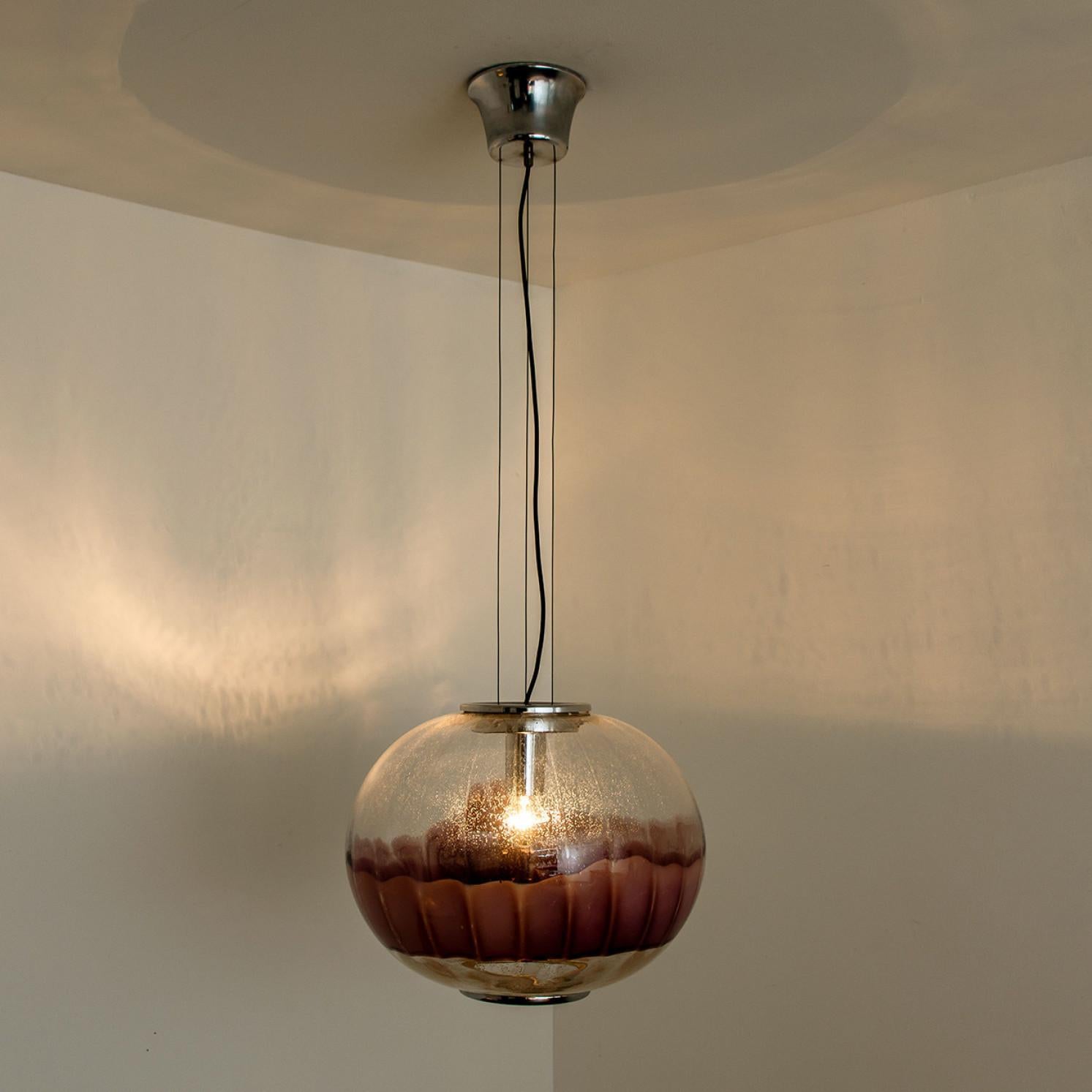 Lampe à suspension en verre de Murano de couleur aubergine et chrome de Mazzega, Italie en vente 2