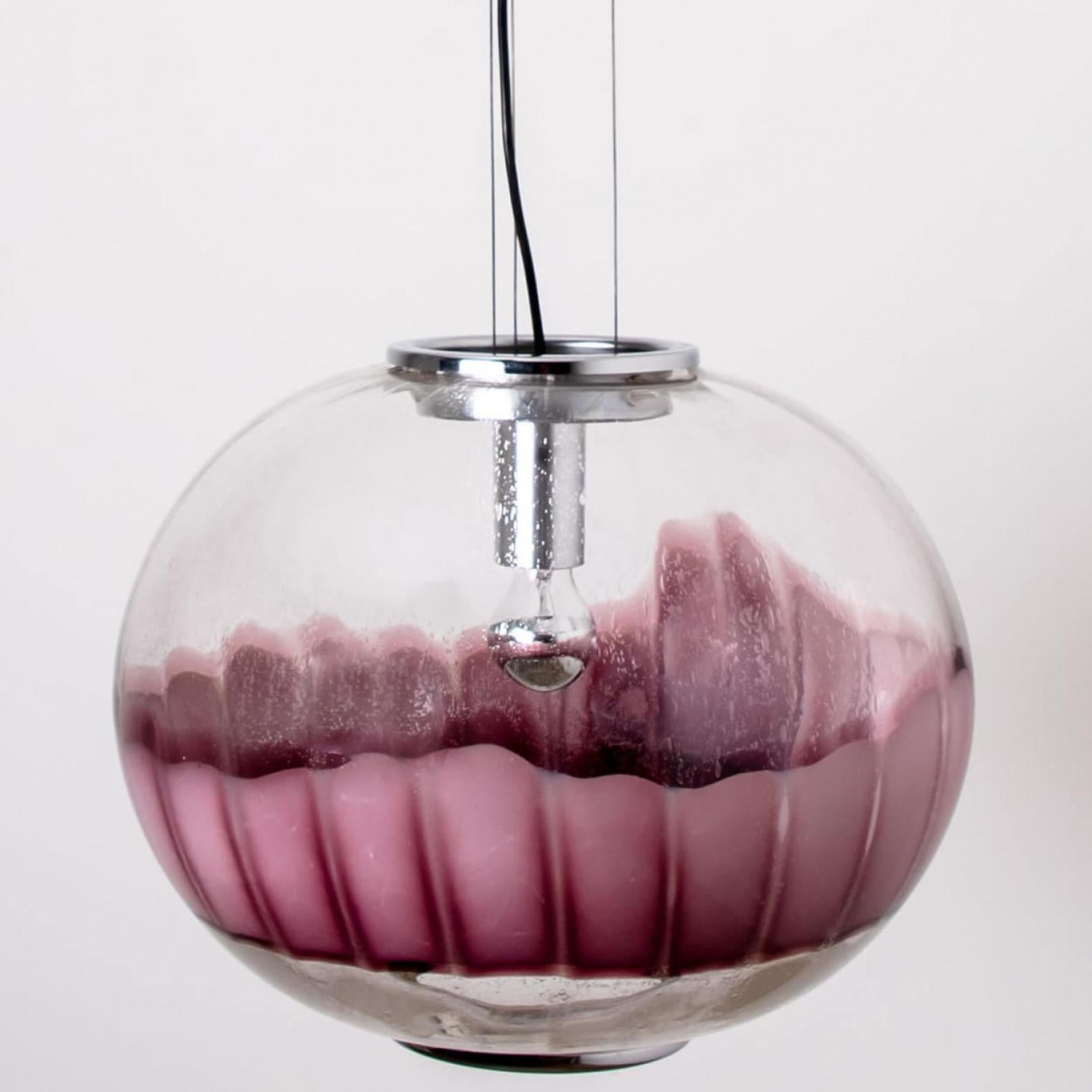 Une lampe suspendue magnifique et unique de Mazzega, Italie.
Du verre de Murano soufflé de couleur claire et aubergine ainsi qu'une base et une finition chromées composent cette magnifique pièce.

Mesures : H 27.24