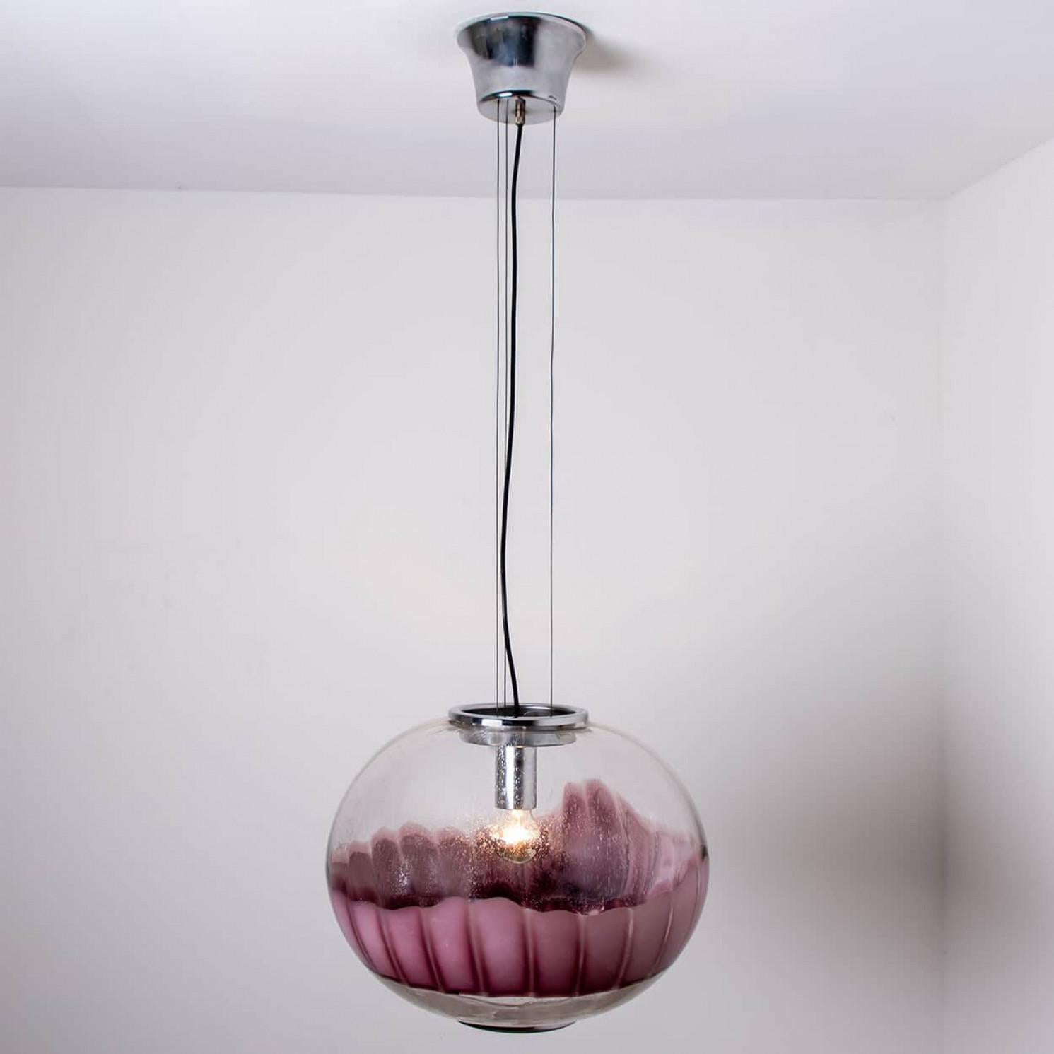 Autre Lampe à suspension en verre de Murano de couleur aubergine et chrome de Mazzega, Italie en vente