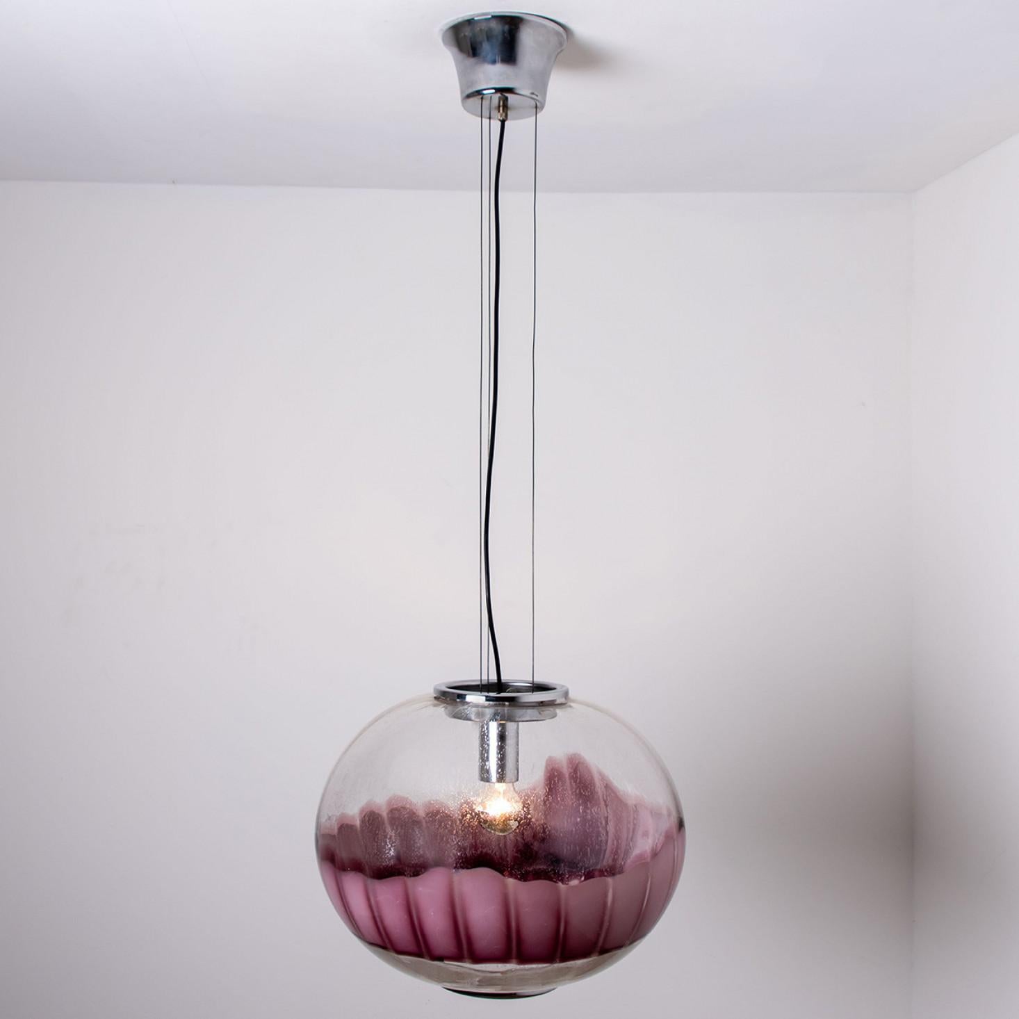 Lampe à suspension en verre de Murano de couleur aubergine et chrome de Mazzega, Italie Bon état - En vente à Rijssen, NL
