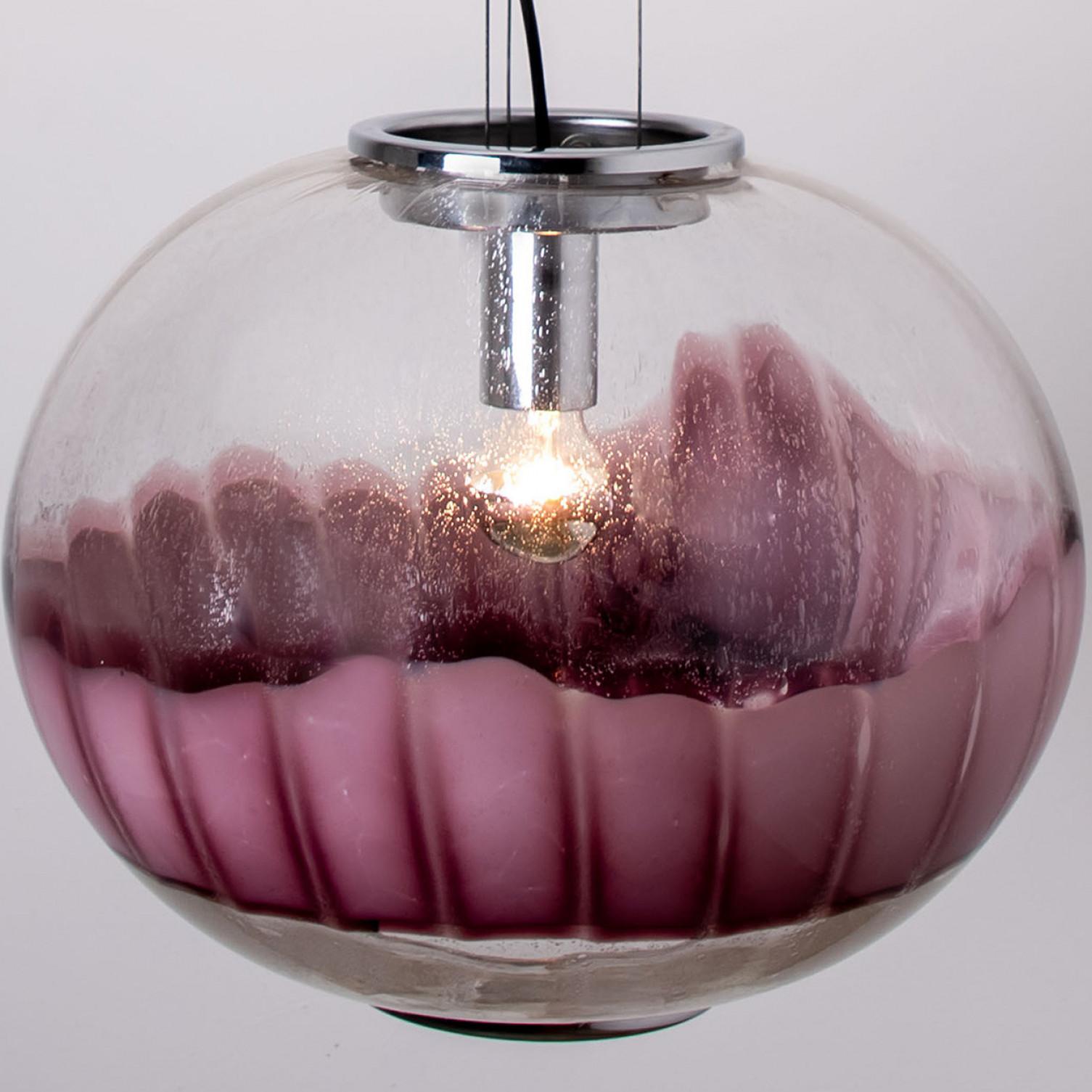 Fin du 20e siècle Lampe à suspension en verre de Murano de couleur aubergine et chrome de Mazzega, Italie en vente