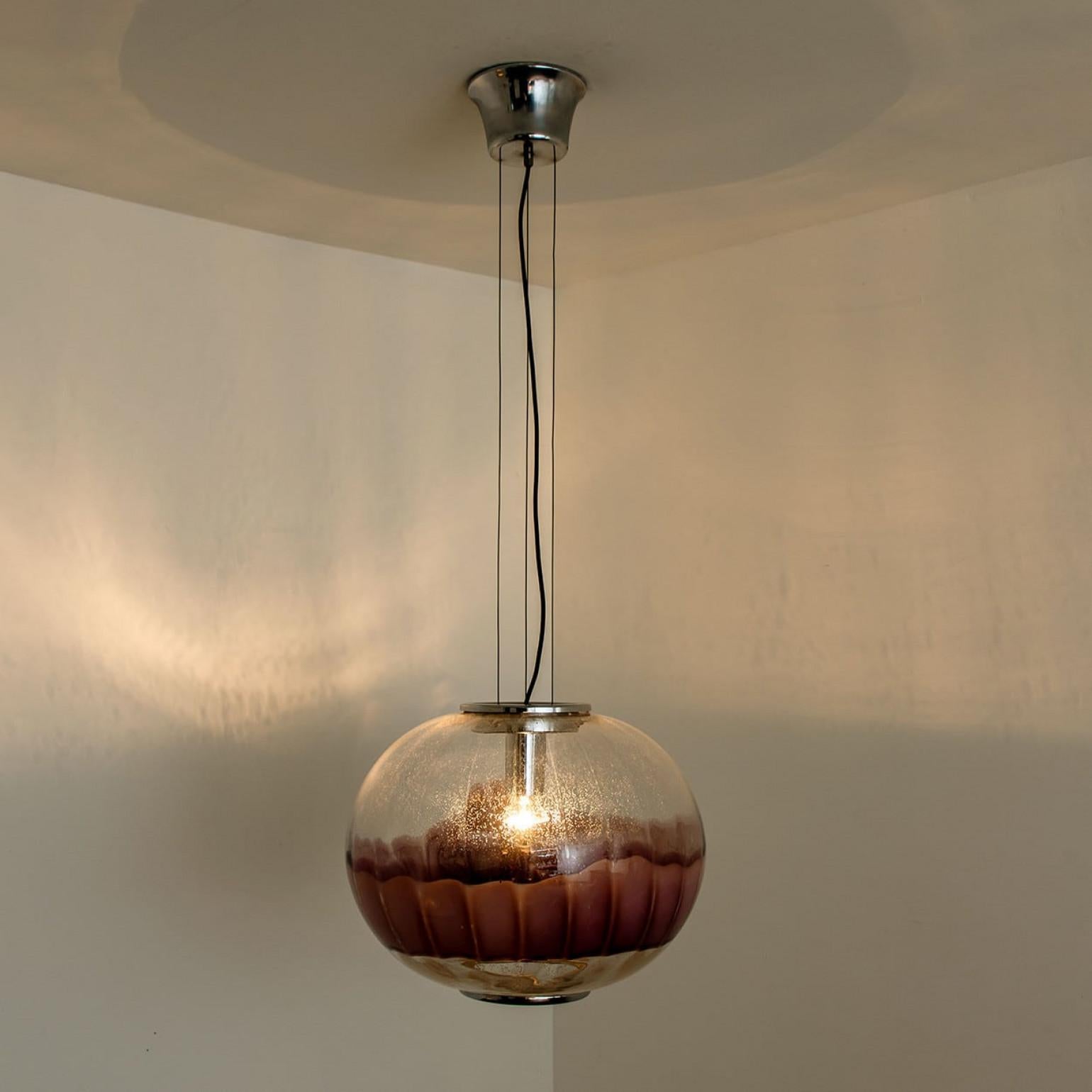 Lampe à suspension en verre de Murano de couleur aubergine et chrome de Mazzega, Italie en vente 1