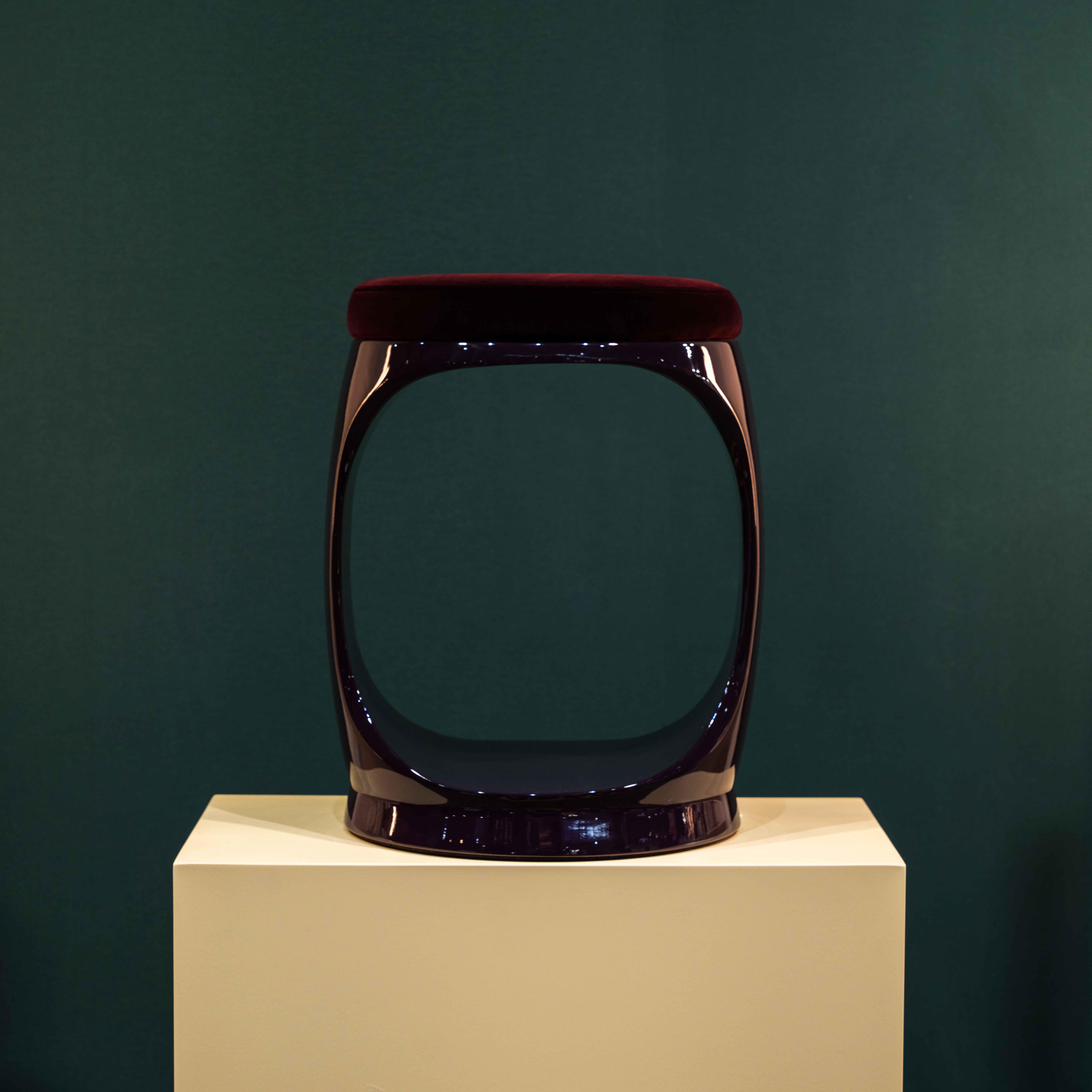 Taburete contemporáneo de Cyril Rumpler Signet Ring, Puf Asientos Berenjena