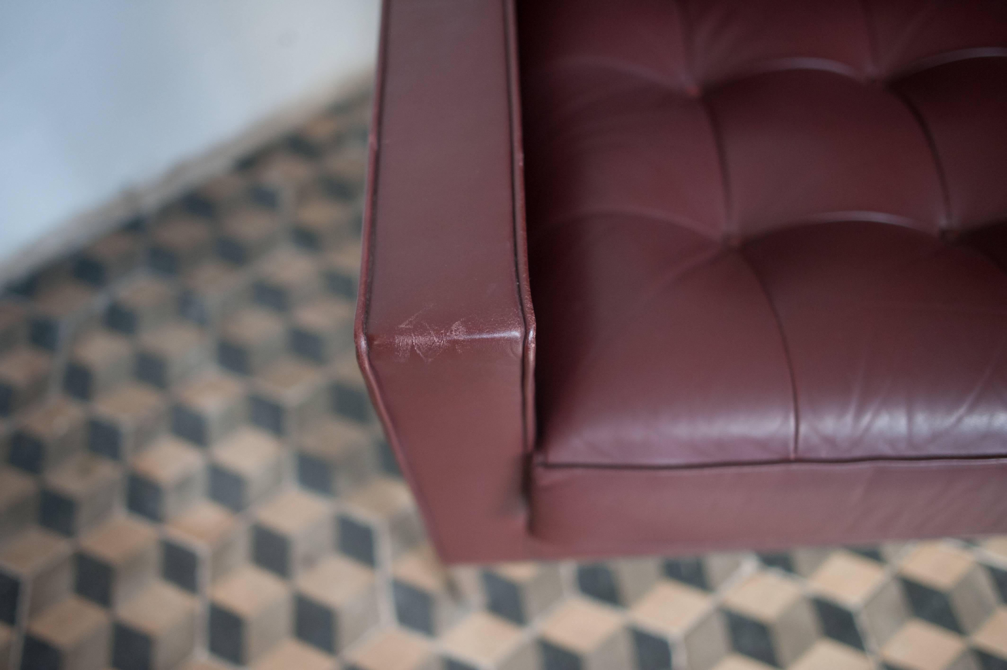 Aubergine Leather Pair of Florence Knoll Club Lounge Chairs In Excellent Condition In Antwerp, BE