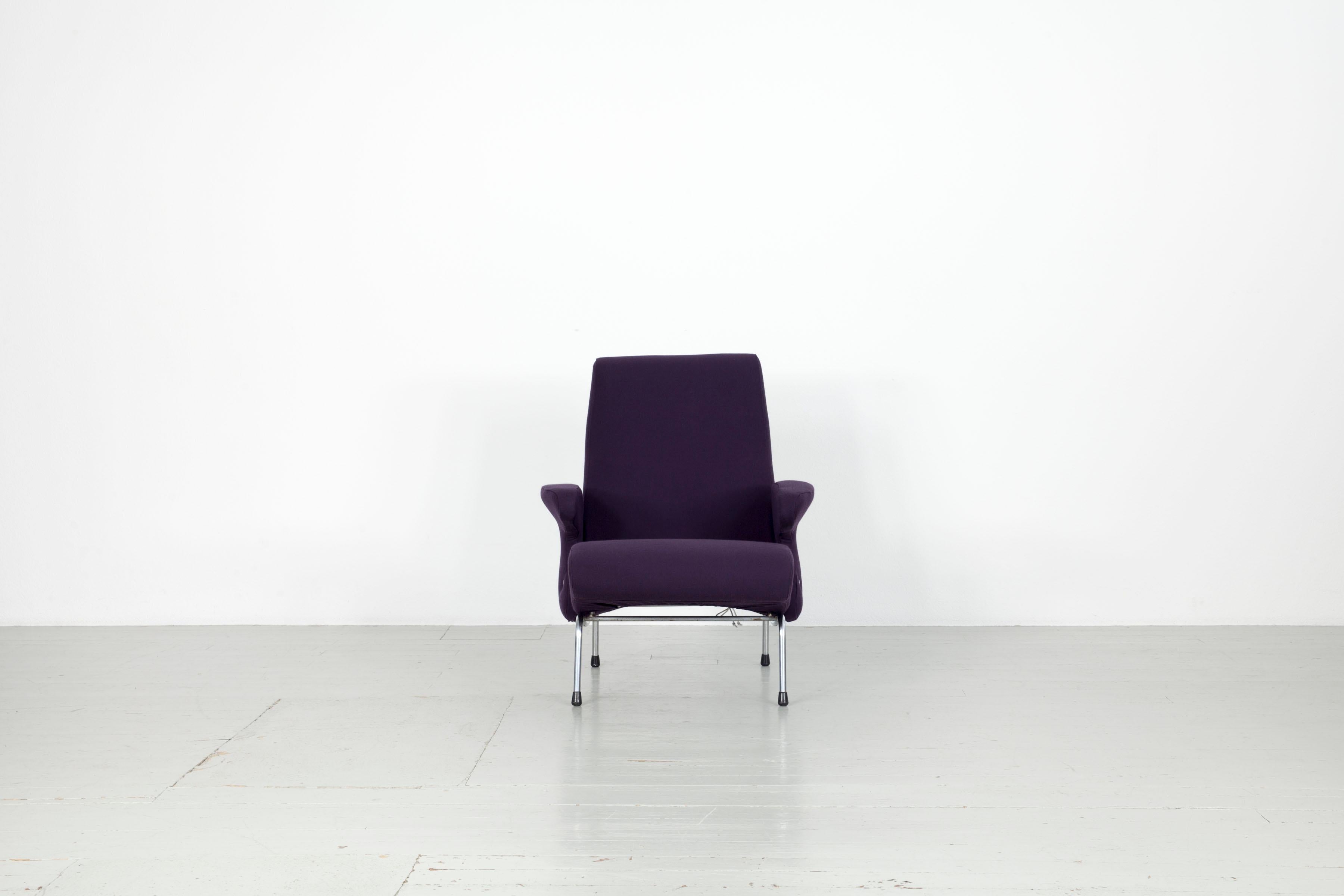 This Italian Delfino lounge chair was designed by Erberto Carboni and manufactured by Arflex during the 1950s. The armchair was reupholstered with purple wool. The seat and backrest together with the chrome legs form a robust and comfortable