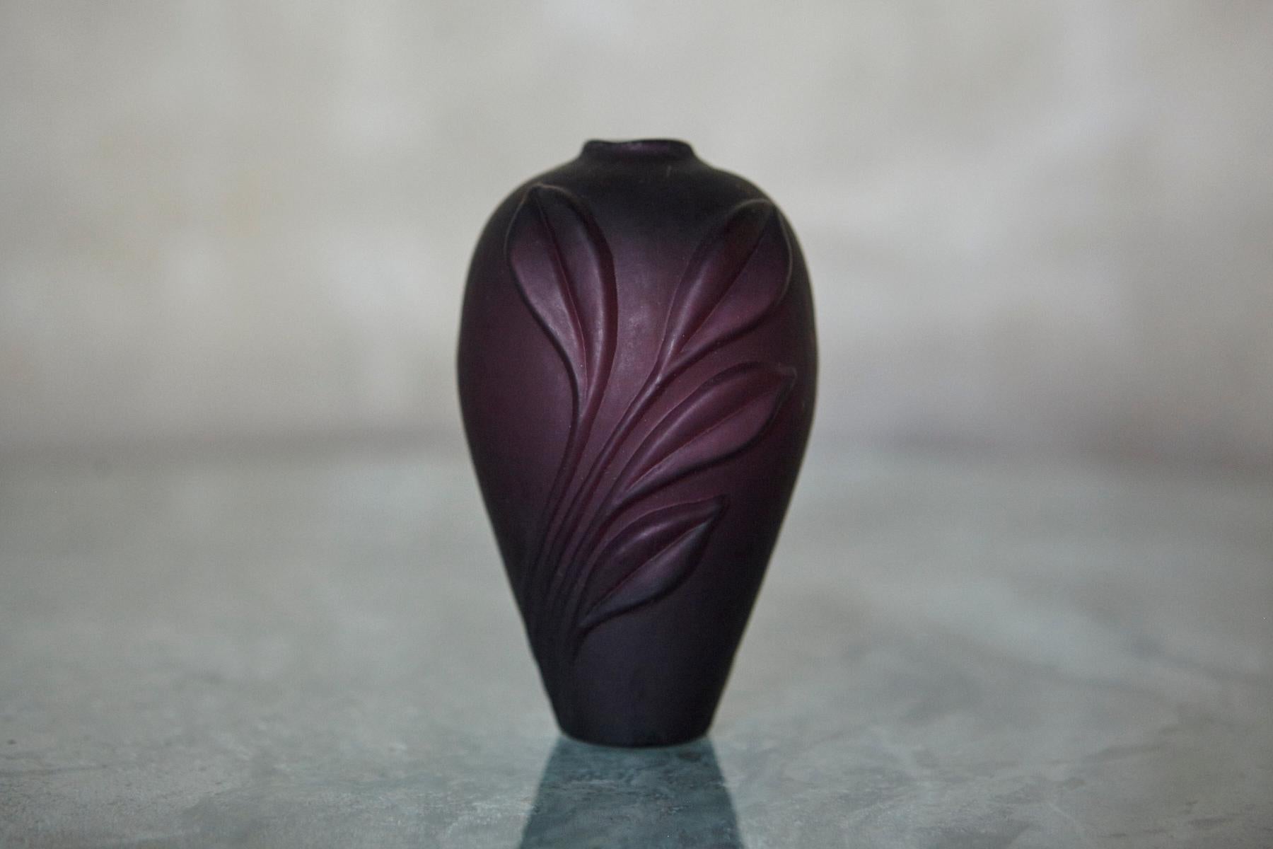 Aubergine Matte Glass Bud Vase, Minimal Single Stem Vase In Good Condition For Sale In Aramits, Nouvelle-Aquitaine