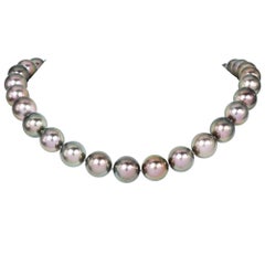 Collier de perles d'aubergine, de diamants et d'émeraudes avec fermoir en 18K