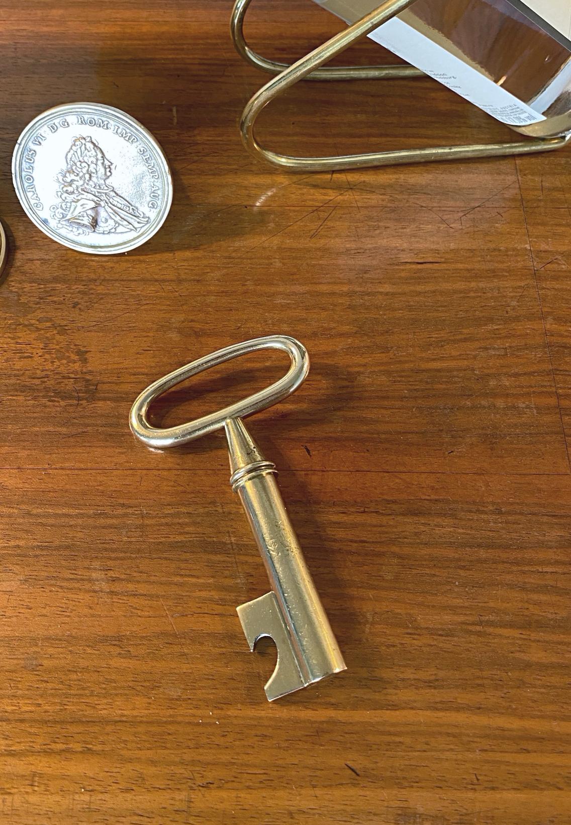 Beautiful Auböck bottle opener and corkscrew in solid brass, made by Werkstätten Carl Auböck in 1950s.
The key is in a very good condition.

      