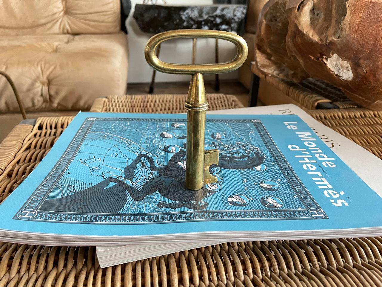 Mid-Century Modern Presse-papiers et vis à liège Auböck Big Brass Key, Midcentury, 1950s, Austria en vente