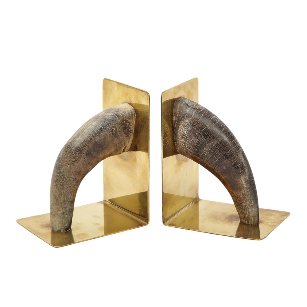Auböck bookends, horn and brass, signed. Small handcrafted bookends with natural horns mounted on polished brass. Both are signed with impressed marks on the backs (upper left): 