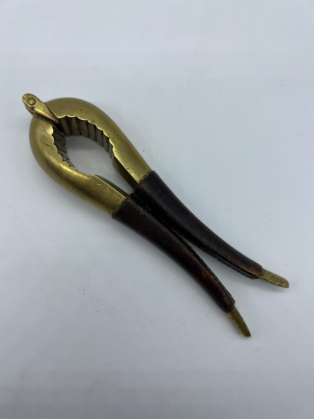 Auböck Nussknacker aus Messing und Leder, 1950 Österreich im Angebot 1