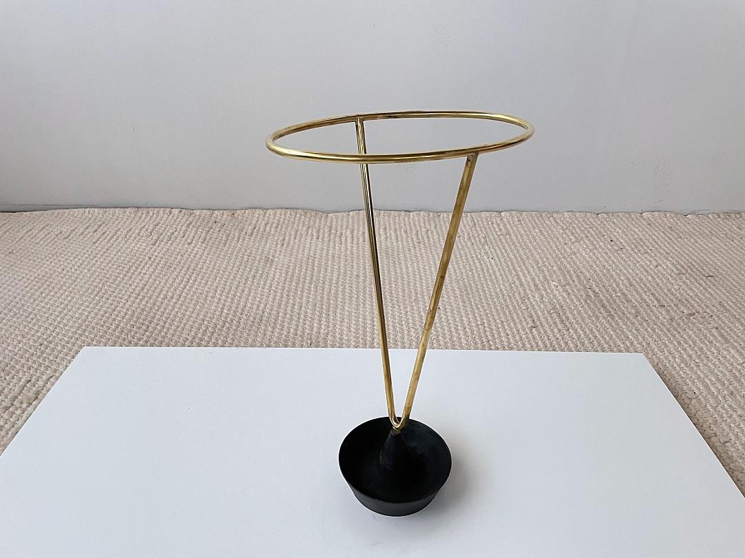 Simple and elegant midcentury umbrella stand designed by Carl Auböck handmade by Werkstätten Auböck in the 1950s, Austria. Black lacquered iron and solid brass. The umbrella stand is in very good condition, without any losses or damages.
***This