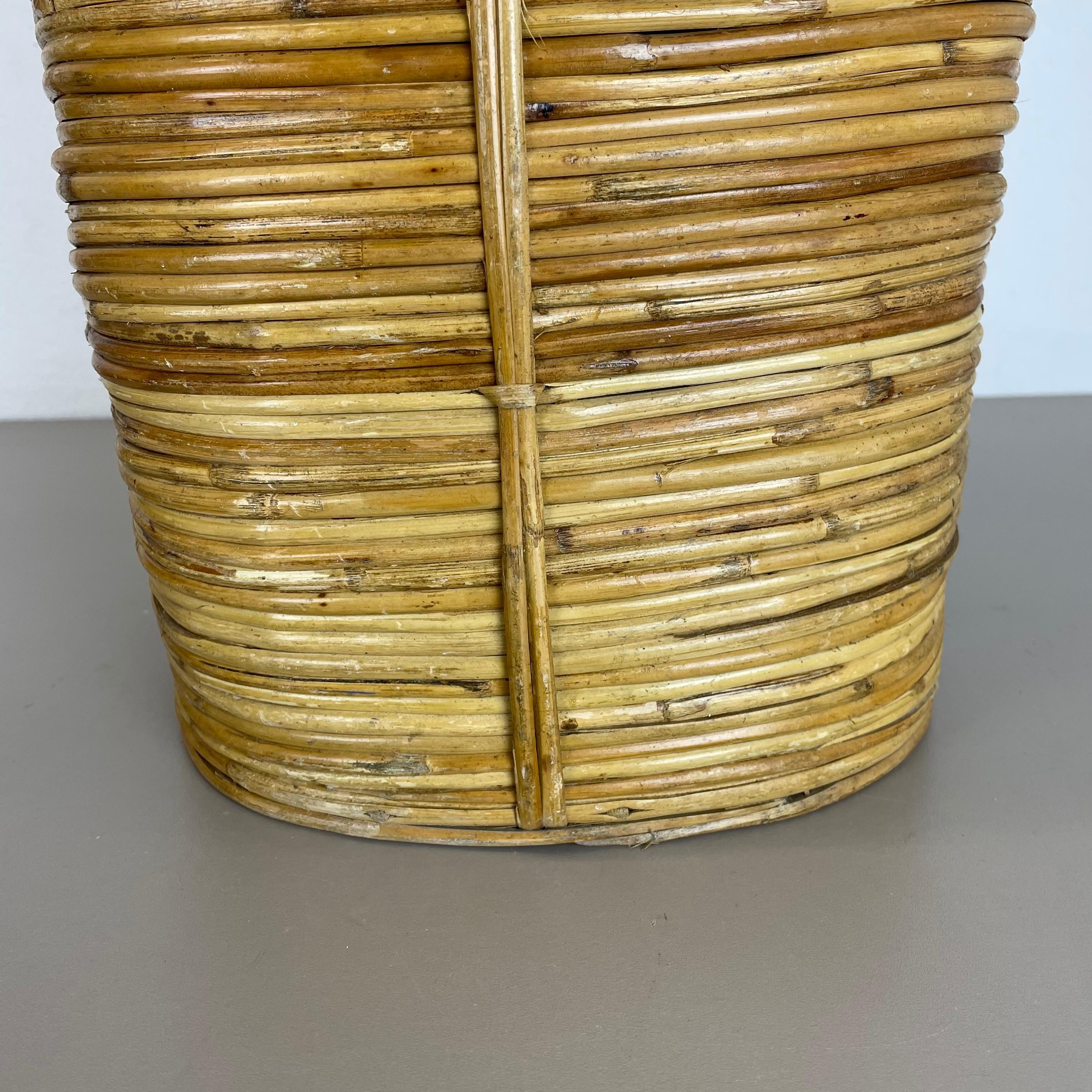 Aubock Style Mid-Century Rattan and Brass Bauhaus Waste Paper Bin, France, 1960s For Sale 5