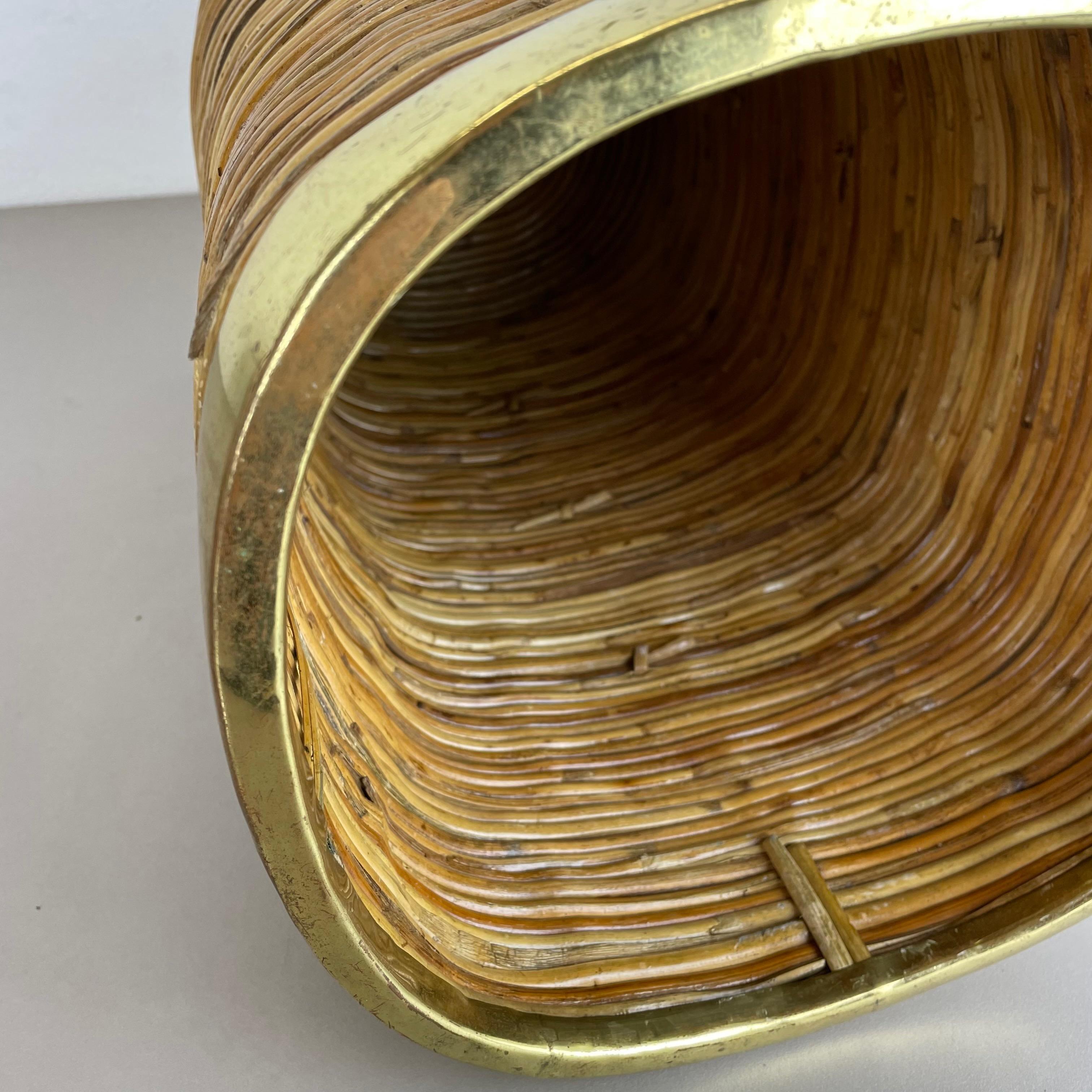 Cestino per rifiuti Bauhaus in ottone e rattan in stile Aubock, Francia, anni '60 in vendita 11
