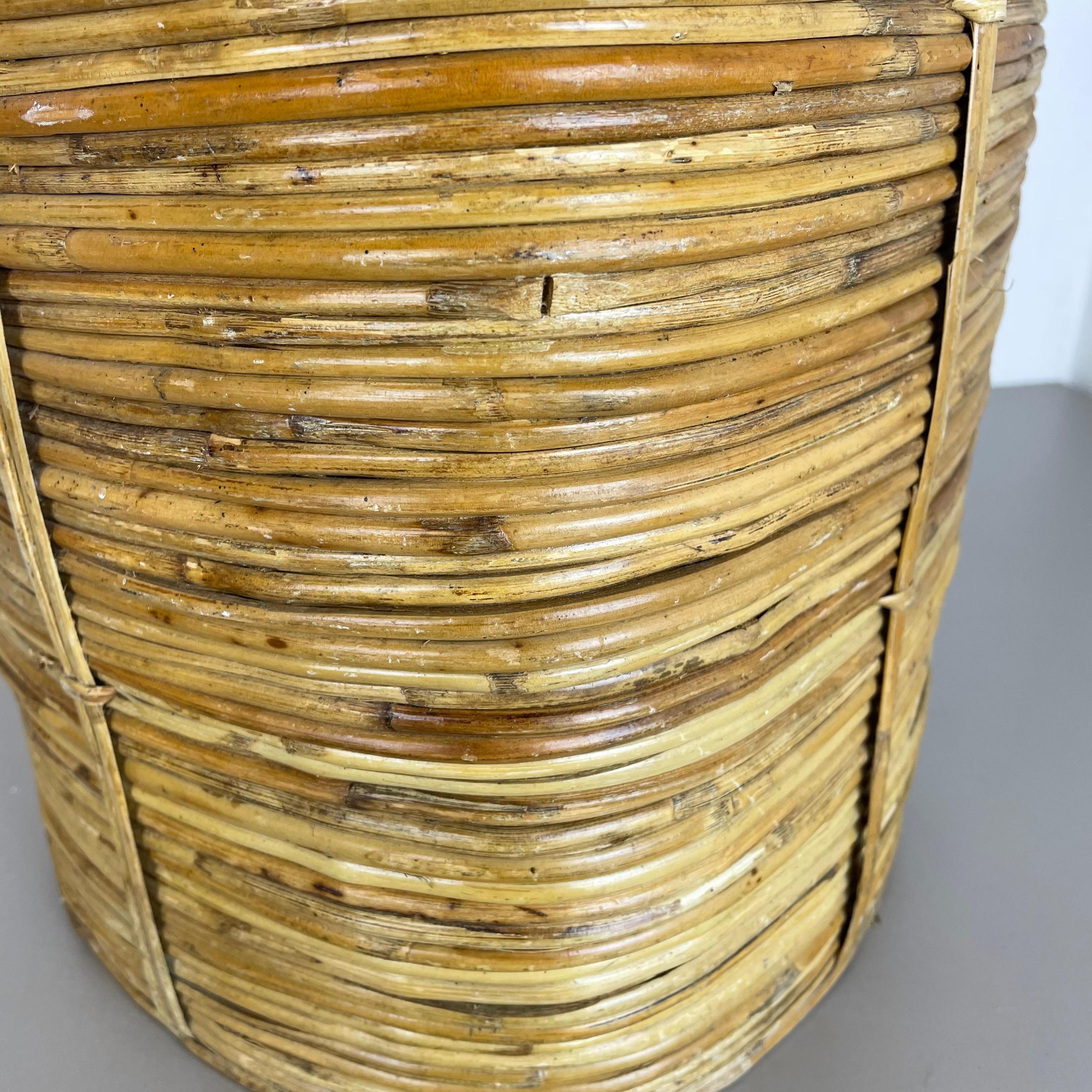 Aubock Style Mid-Century Rattan and Brass Bauhaus Waste Paper Bin, France, 1960s In Good Condition For Sale In Kirchlengern, DE