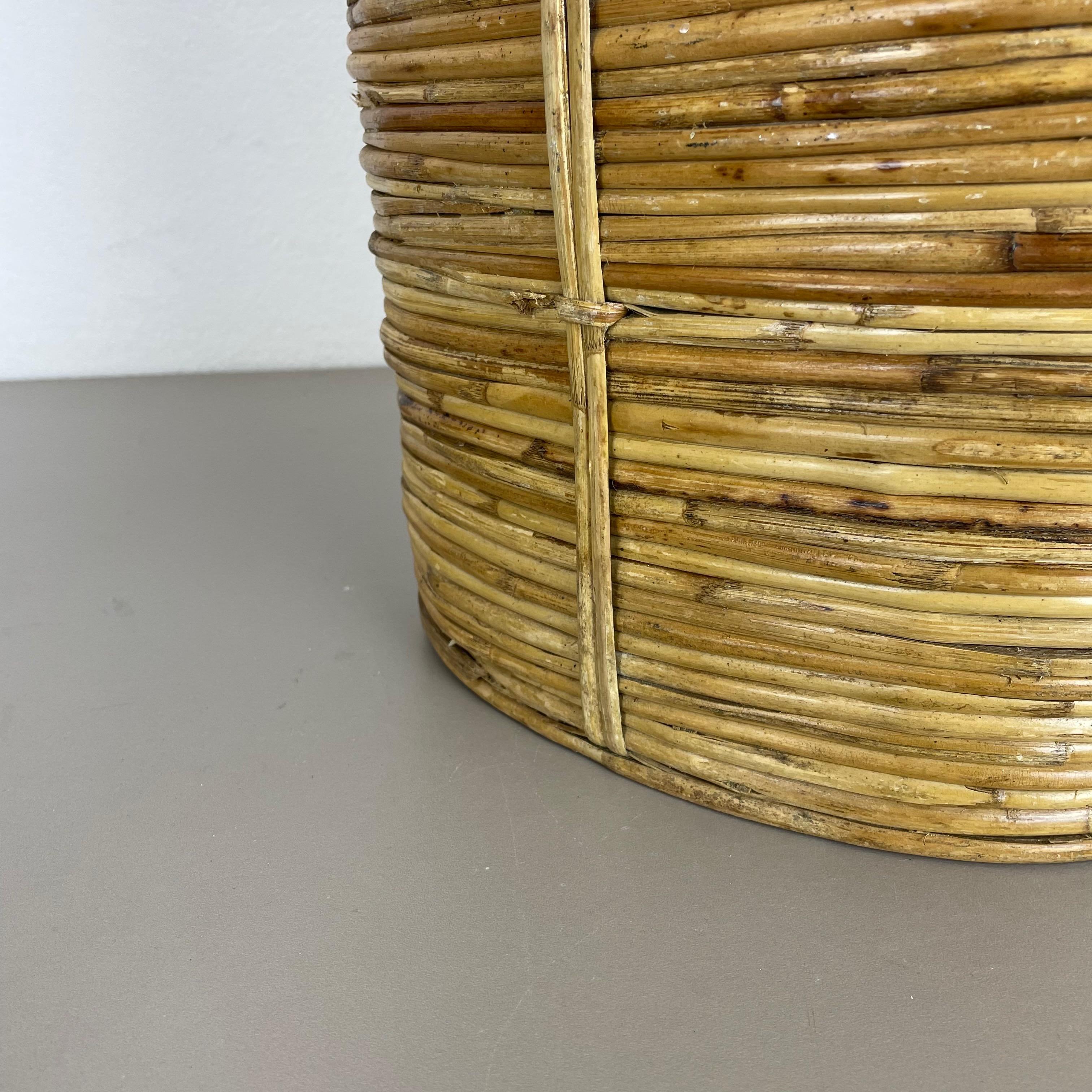 Metà XX secolo Cestino per rifiuti Bauhaus in ottone e rattan in stile Aubock, Francia, anni '60 in vendita