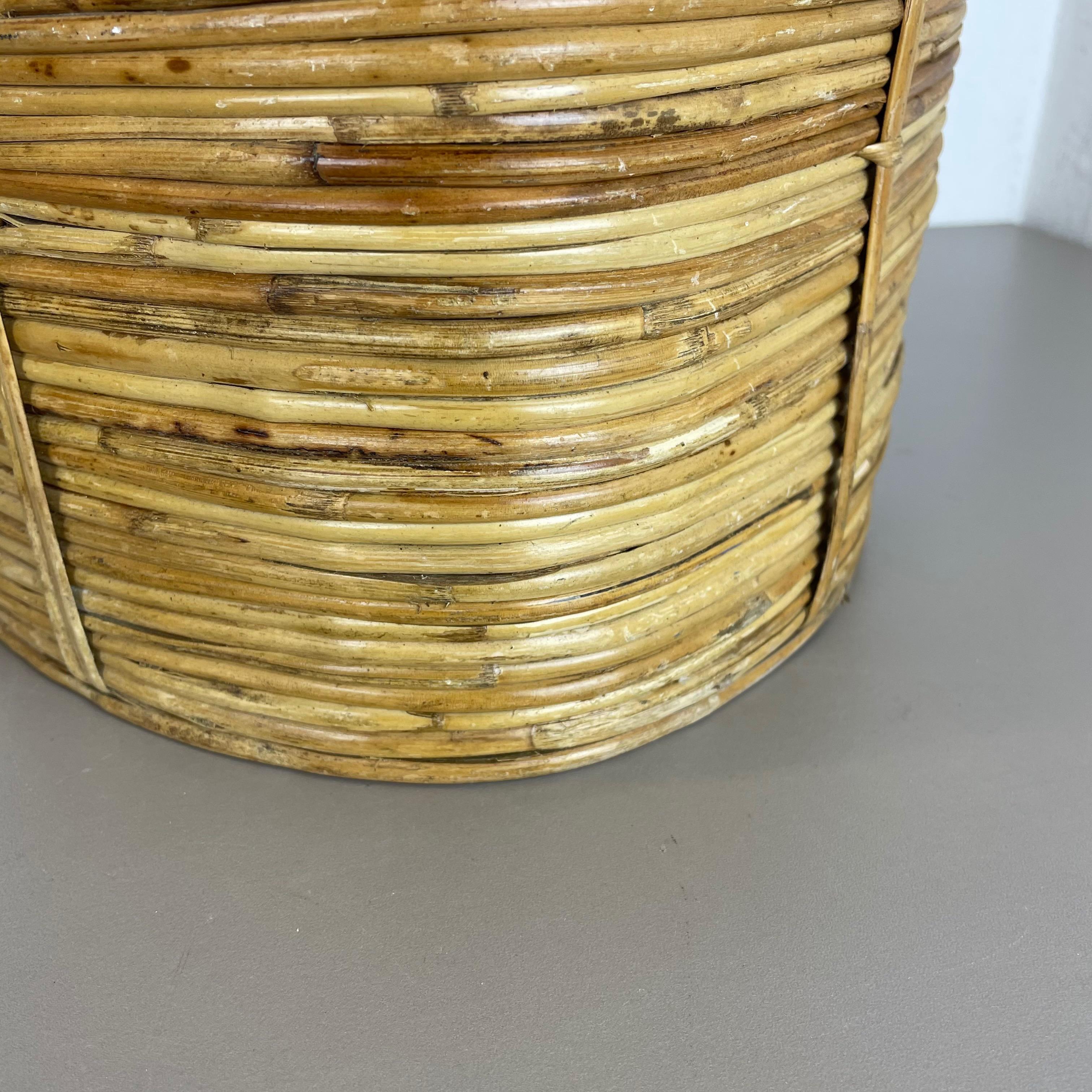 Aubock Style Mid-Century Rattan and Brass Bauhaus Waste Paper Bin, France, 1960s For Sale 1