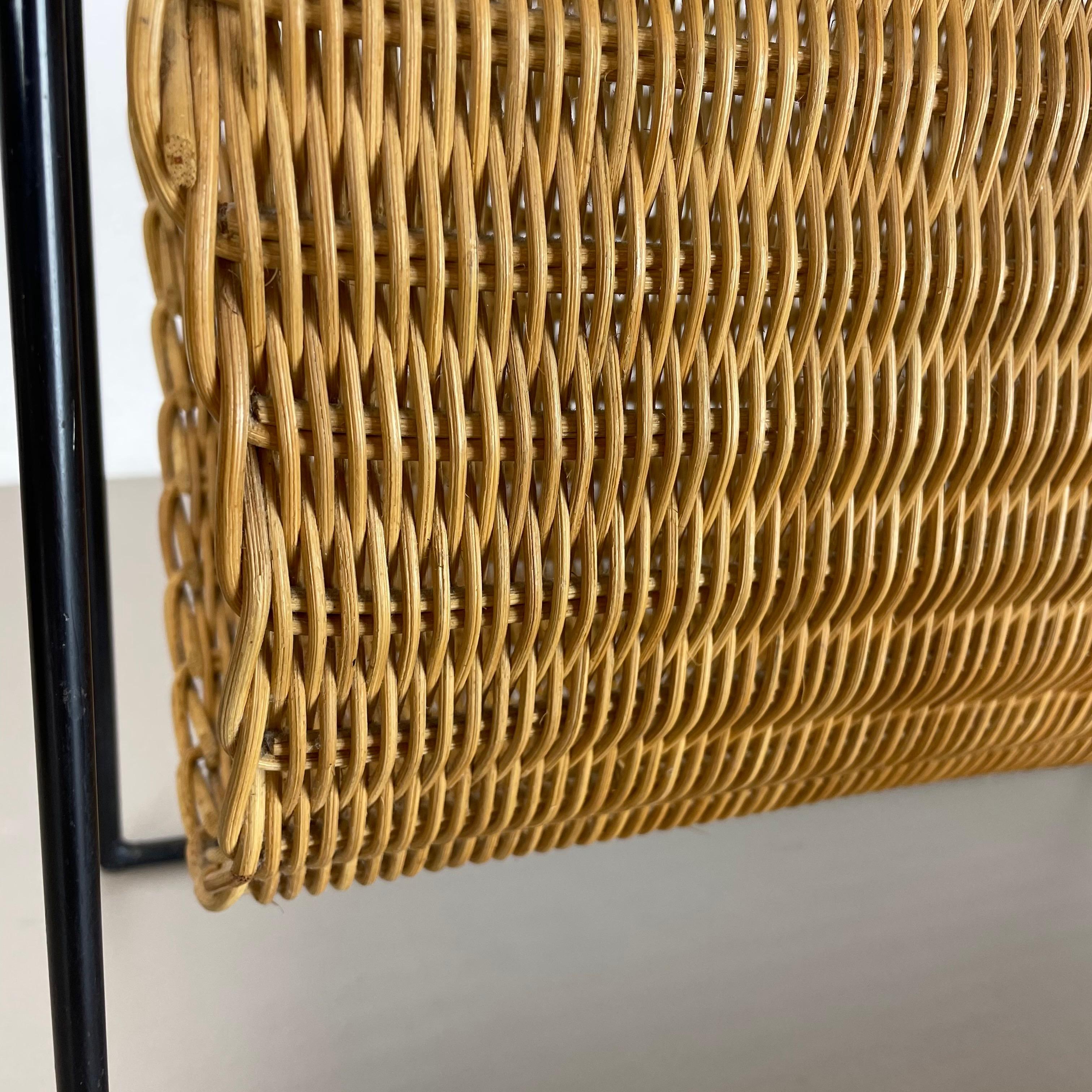 Revistero Bauhaus de ratán estilo Aubock de mediados de siglo, Francia, años 50 en venta 5
