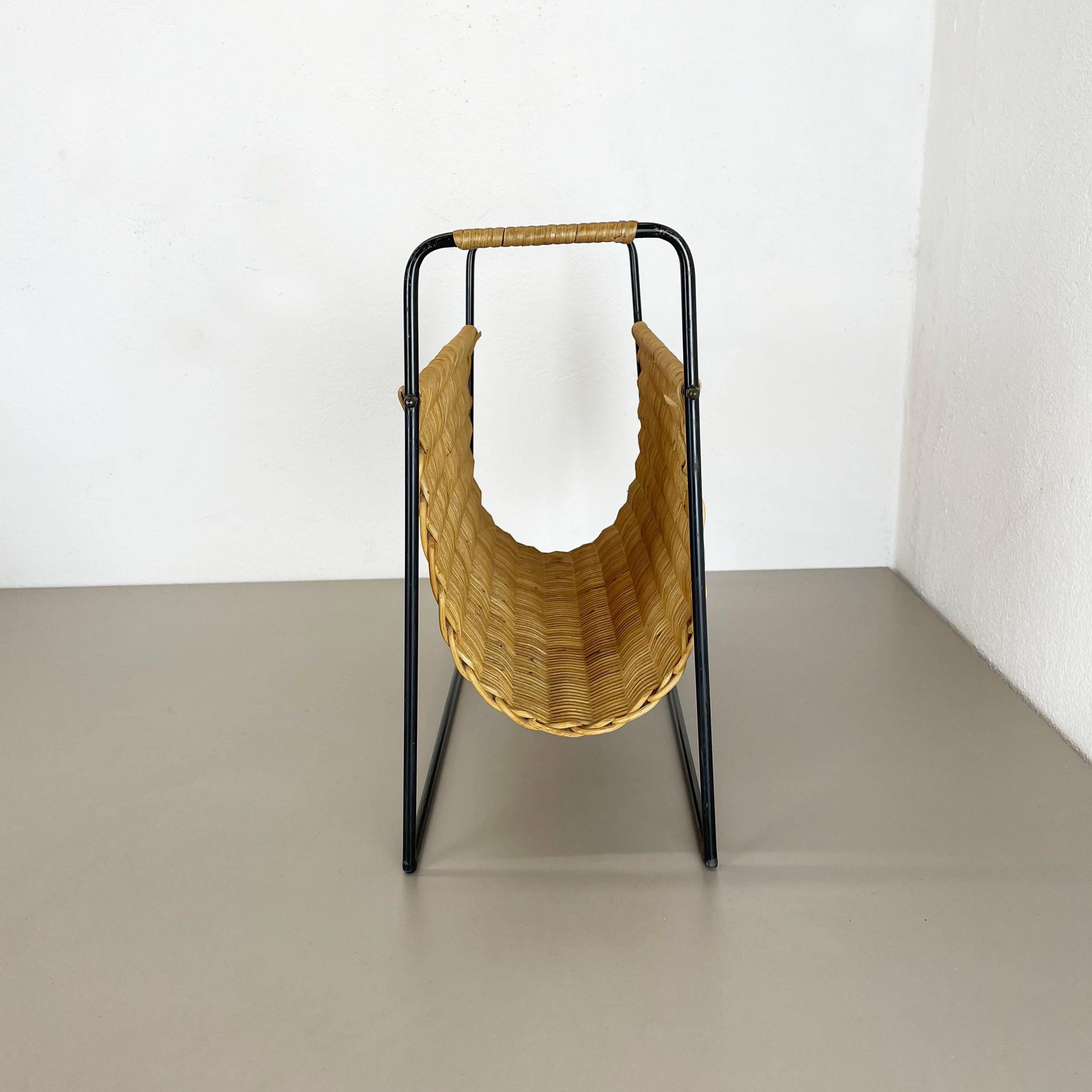 Revistero Bauhaus de ratán estilo Aubock de mediados de siglo, Francia, años 50 en venta 1