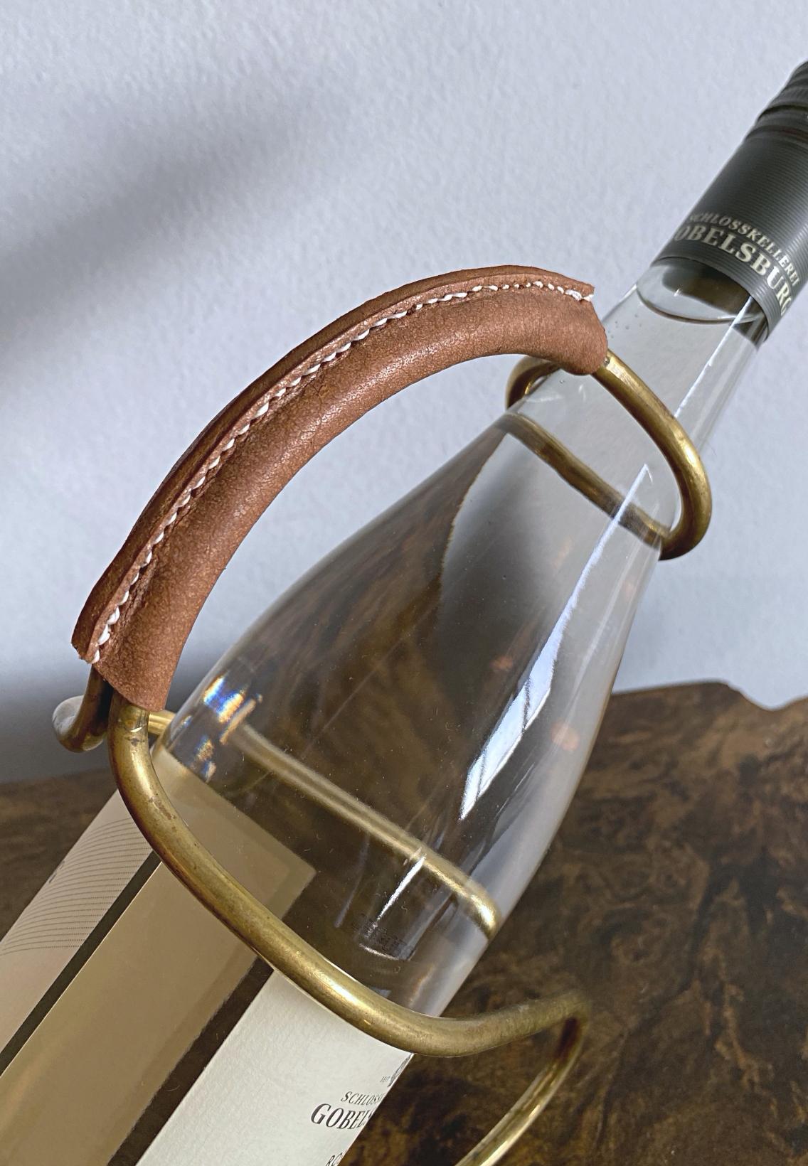 Auböck White Wine Bottle Holder, Midcentury, Brass and Leather, 1950s, Austria In Good Condition For Sale In Biebergemund, Hessen