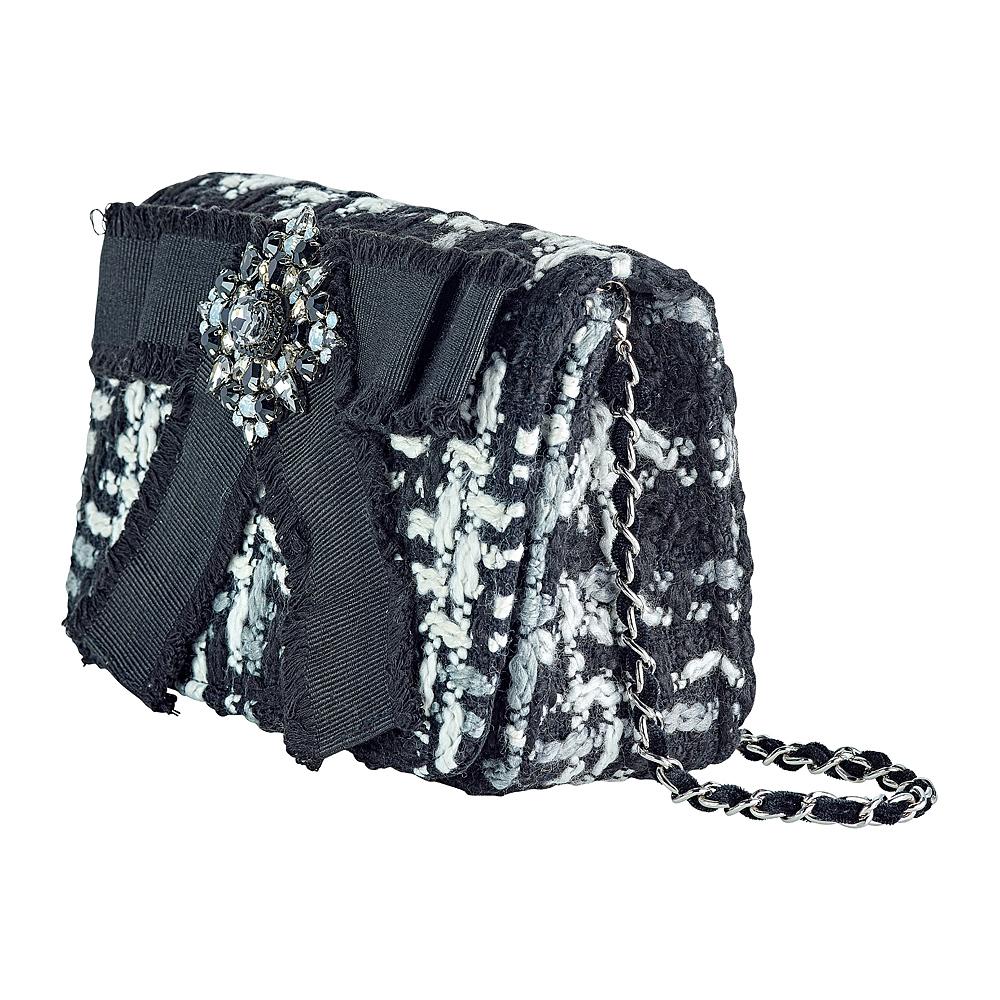 The Aubrey Crossbody keeps it sleek and stylish with its fringed bow and gem tie at the front.
Fold-over flap with magnetic snap closure
Tweed fringed bow
Trim bow w/faux gem tie
Removable woven velvet chain crossbody strap
Interior patch
