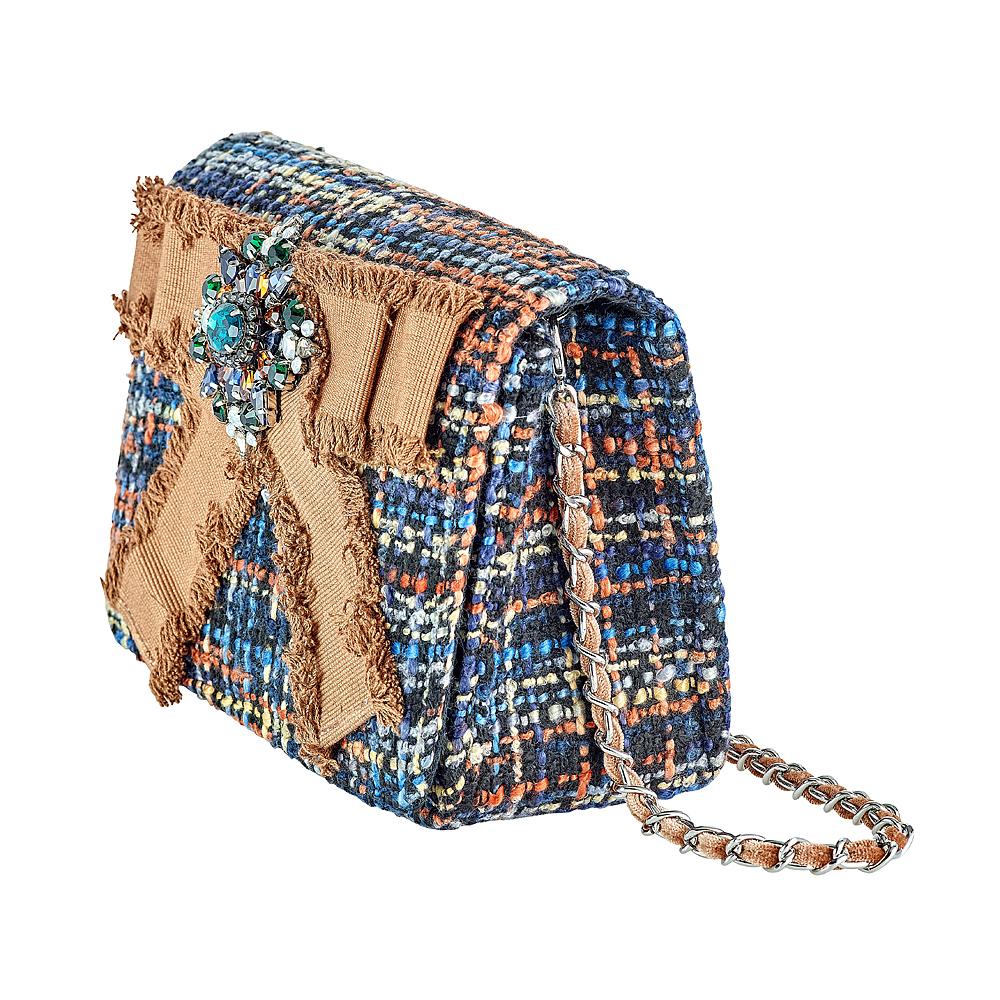 The Aubery Crossbody keeps it sleek and stylish with its fringed bow and gem tie at the front.
Fold-over flap with magnetic snap closure
Tweed fringed bow
Trim bow w/faux gem tie
Removable woven velvet chain crossbody strap
Interior patch