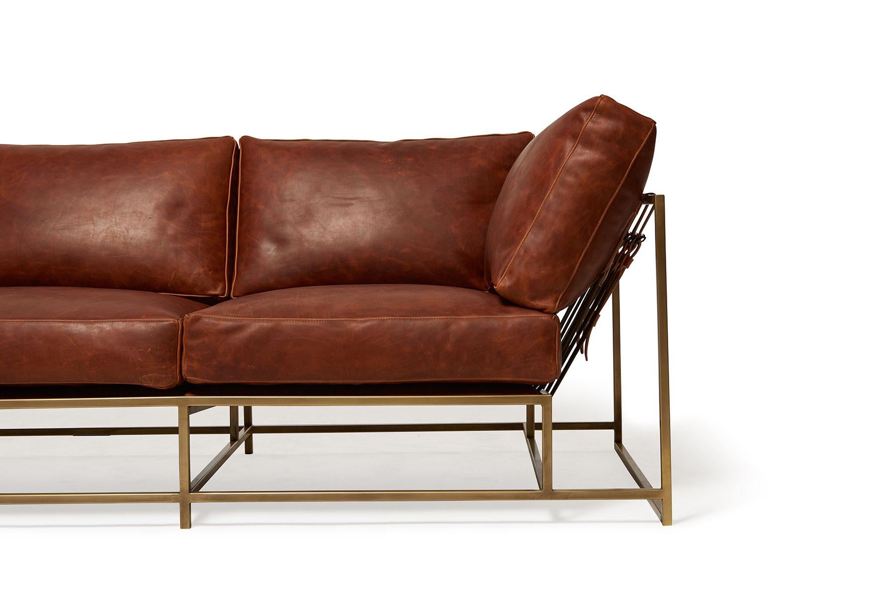 Auburn-Sofa aus Leder und antikem Messing (Moderne) im Angebot