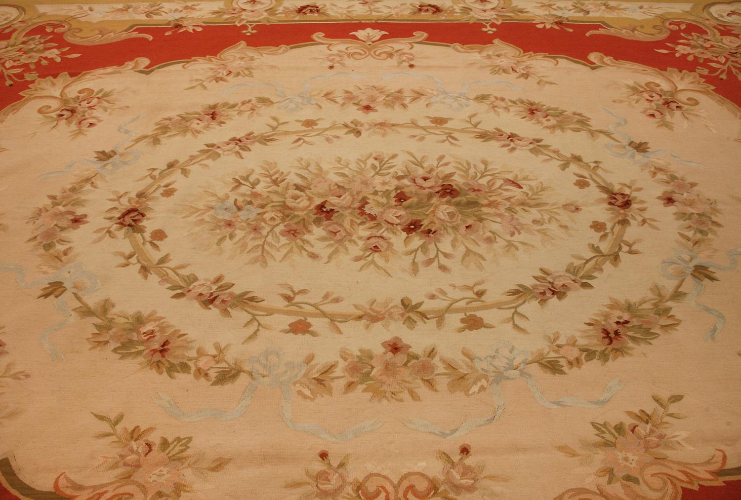 Aubusson Chinese Flat-Weave Rug with Floral Deisgn, 21st Century In Excellent Condition In Ferrara, IT
